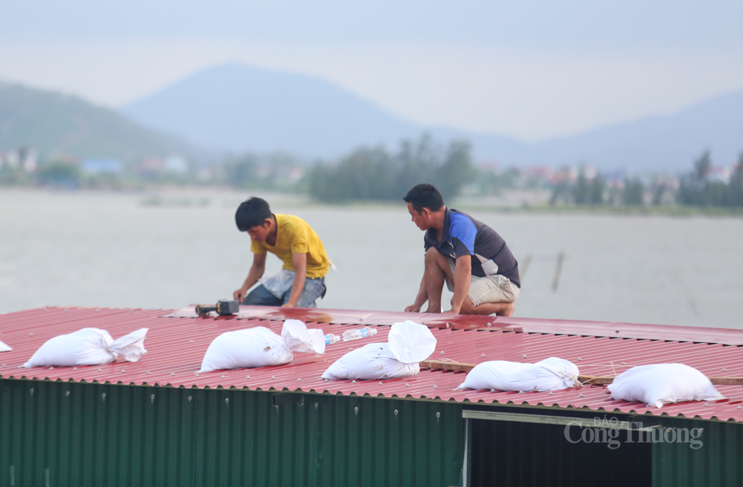 Chưa khắc phục xong thiên tai, người dân Hà Tĩnh lại tất tả ứng phó bão số 10 - 8