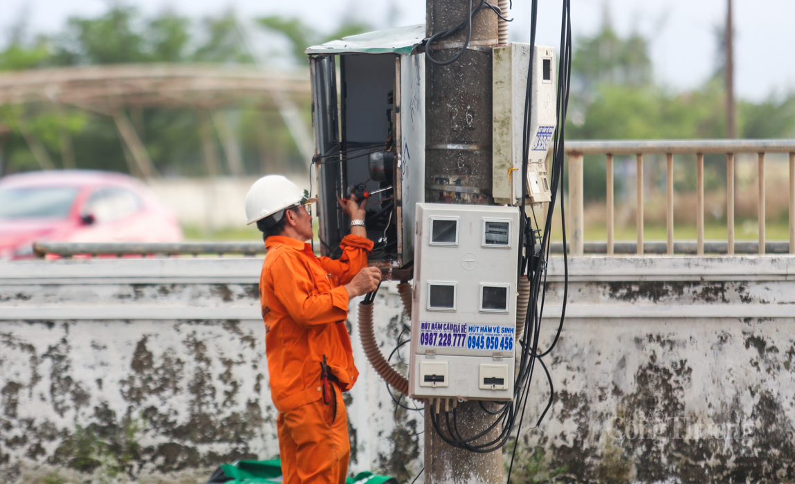 Chưa khắc phục xong thiên tai, người dân Hà Tĩnh lại tất tả ứng phó bão số 10 - 11