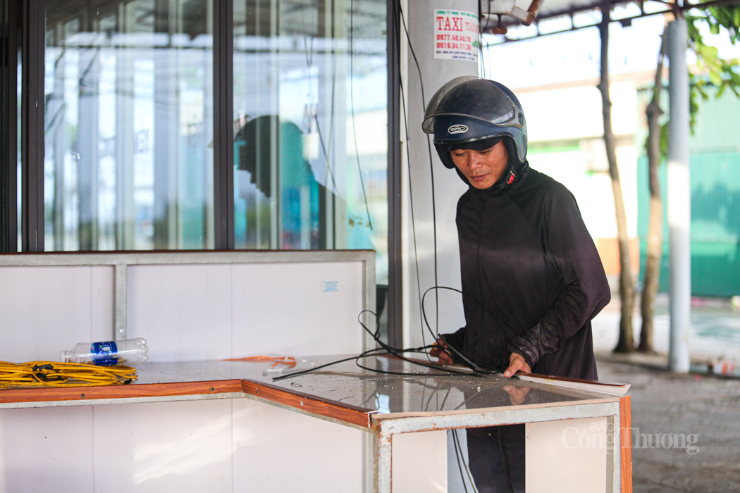 Chưa khắc phục xong thiên tai, người dân Hà Tĩnh lại tất tả ứng phó bão số 10 - 4