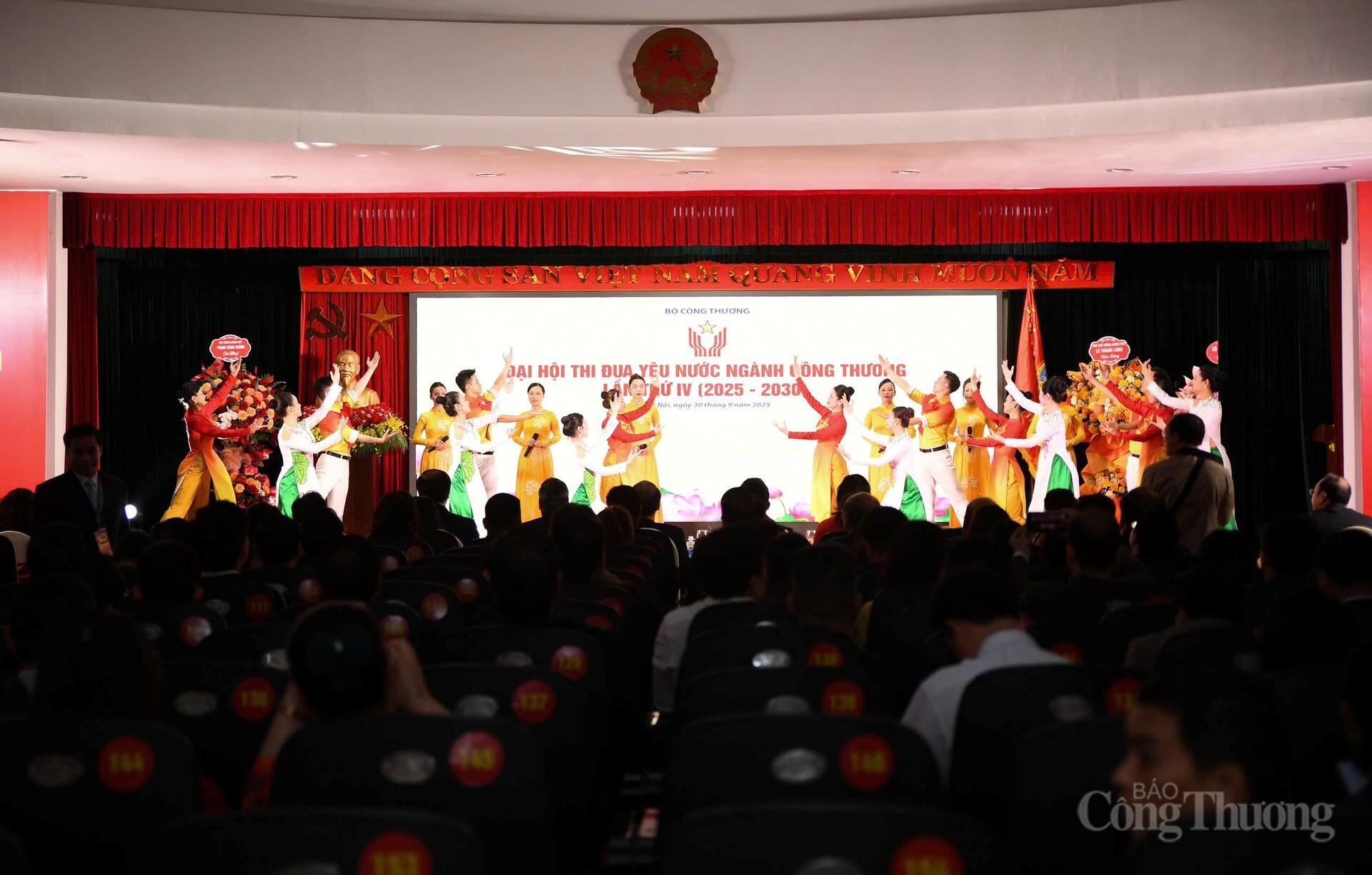 Văn nghệ chào mừng Đại hội Thi đua yêu nước ngành Công Thương lần thứ IV.