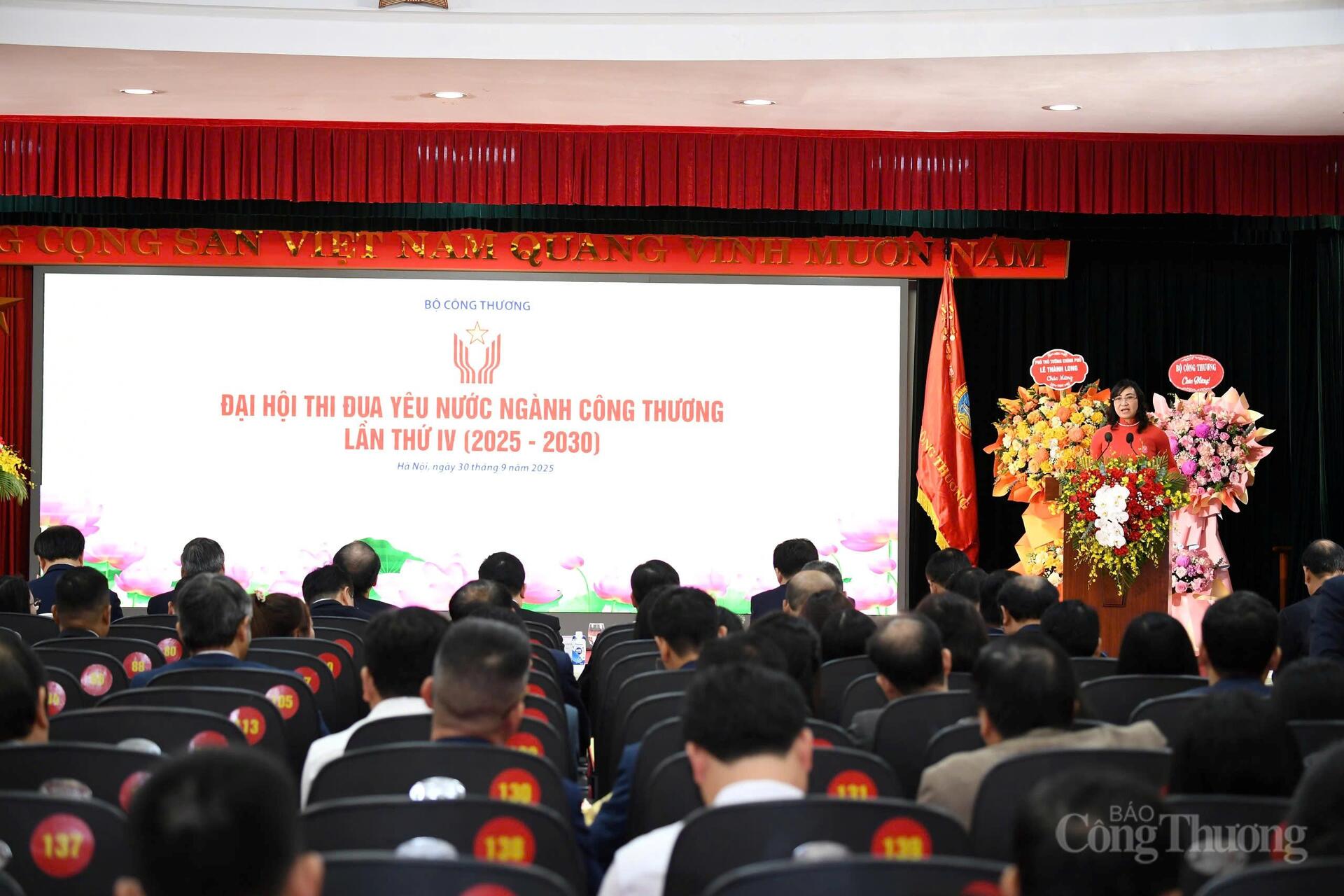 Thứ trưởng Bộ Công Thương Phan Thị Thắng trình bày Báo cáo tổng kết phong trào thi đua yêu nước, công tác khen thưởng giai đoạn 2020 - 2025 và phương hướng, nhiệm vụ giai đoạn 2025 - 2030.