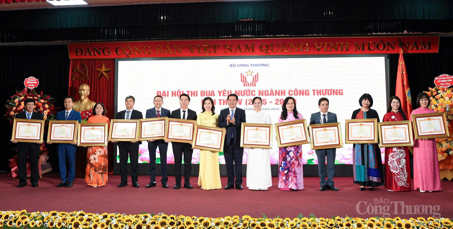 Tập thể và cá nhân thuộc Bộ Công Thương nhận bằng khen của Thủ tướng Chính phủ đã có nhiều thành tích trong công tác góp phần vào sự nghiệp xây dựng chủ nghĩa xã hội và bảo vệ Tổ quốc.