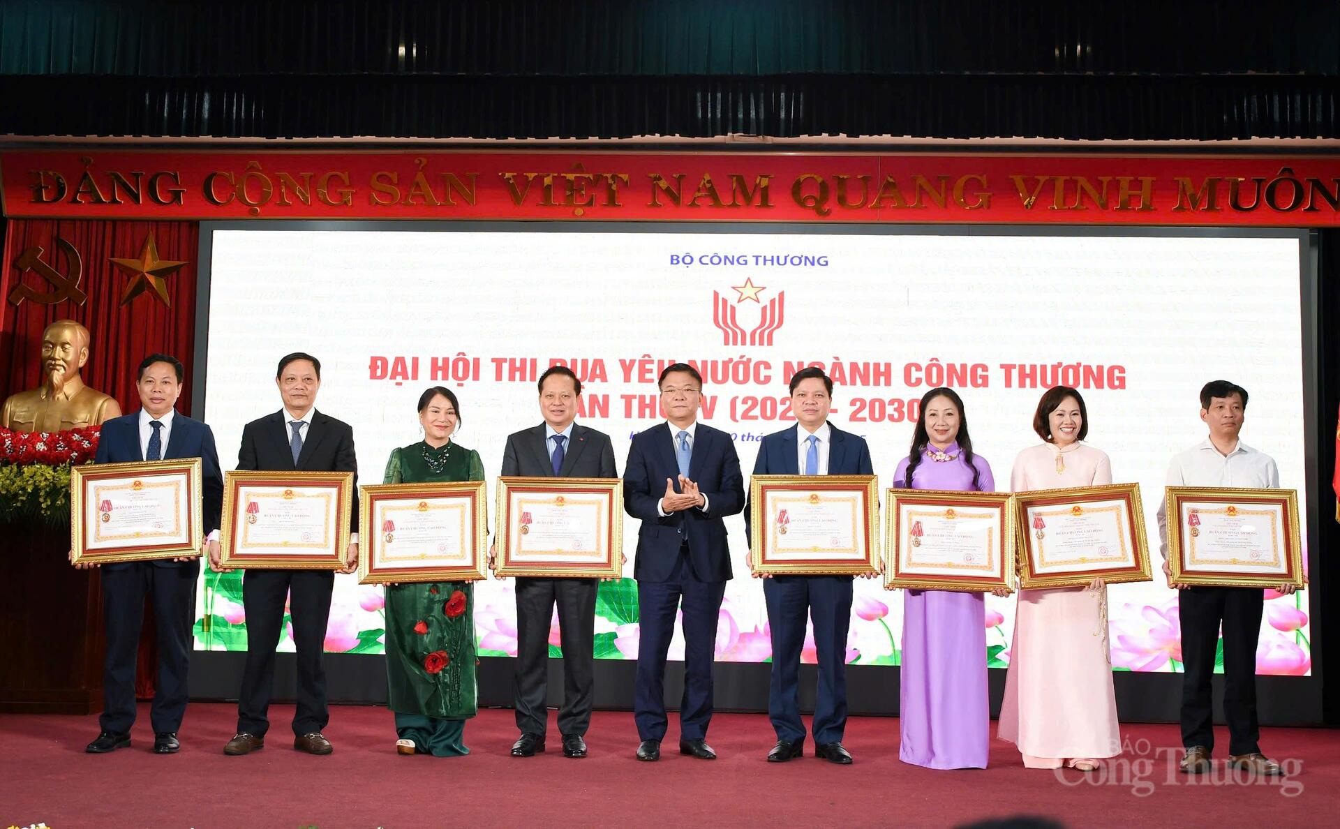 Phó Thủ tướng Chính phủ Lê Thành Long trao Huân chương Lao động cho tập thể và cá nhân thuộc Bộ Công Thương đã có thành tích xuất sắc trong công tác góp phần vào sự nghiệp xây dựng chủ nghĩa xã hội và bảo vệ Tổ quốc.