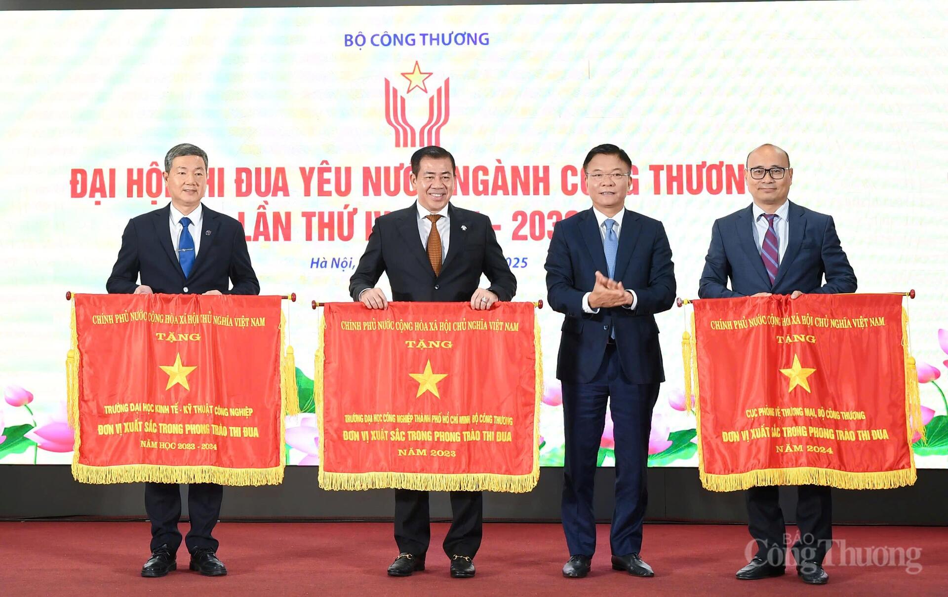 Phó Thủ tướng Chính phủ Lê Thành Long trao cờ thi đua của Chính phủ cho các đơn vị thuộc Bộ Công Thương.