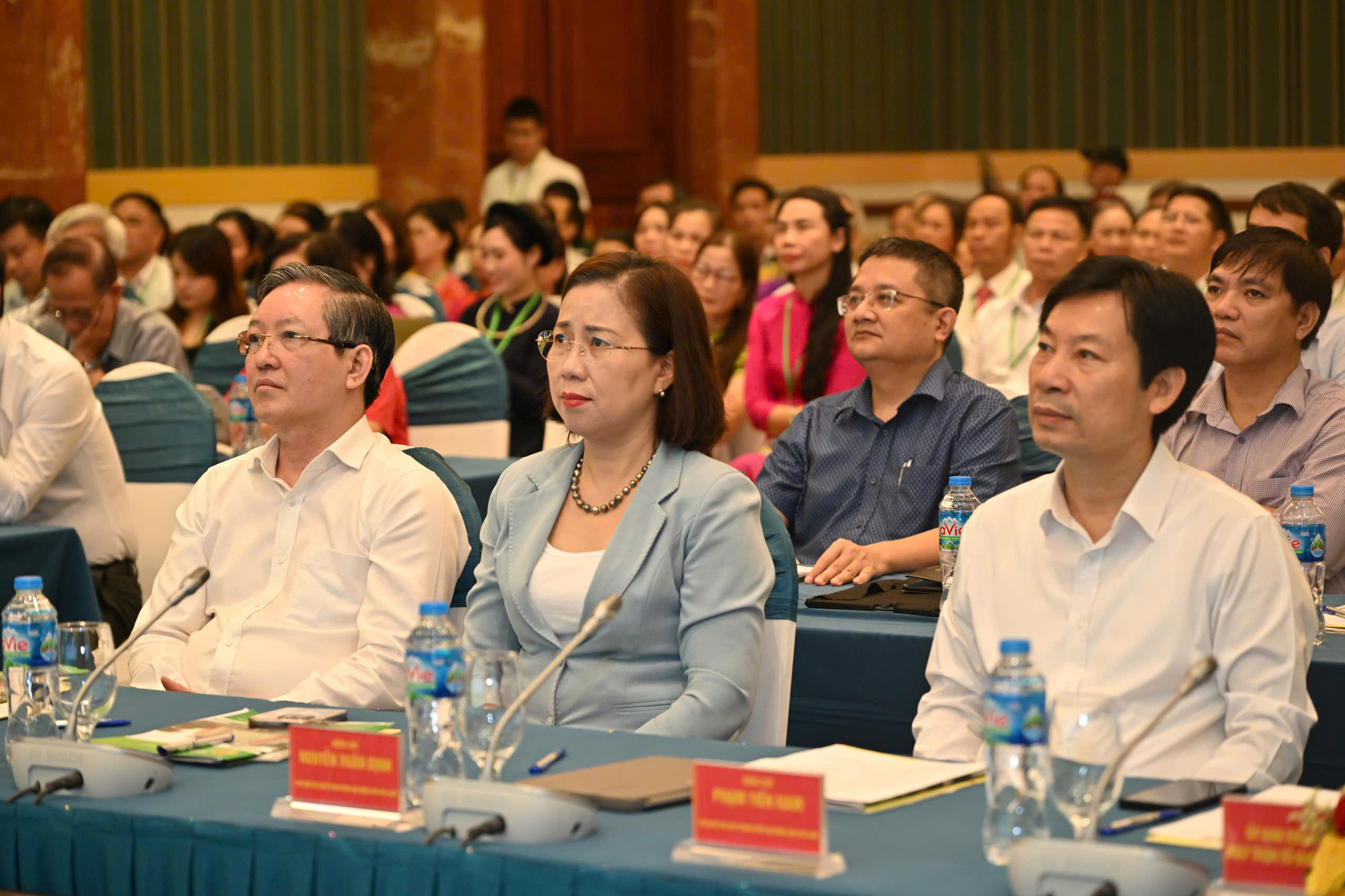 Các chuyên gia, đại biểu cùng tham dự Diễn đàn.