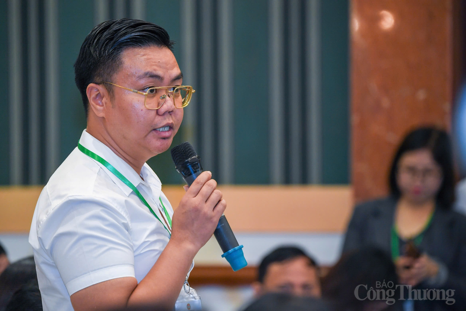 Ông Phạm Hồng Duy, Phó Giám đốc HTX Dịch vụ nông nghiệp tổng hợp An Phát, TP. Hà Nội đặt câu hỏi: Những kết quả quan trọng của chương trình xúc tiến thương mại trong những năm qua của Bộ là gì và ưu tiên nông sản nào trong thời gian tới? Nông dân phải làm gì để tham gia chương trình, quảng bá, tiêu thụ sản phẩm? Đặc biệt, thời tiết mưa bão xảy ra liên miên thời gian qua sẽ khiến nông dân bị thiệt hại, gặp khó khăn, vậy làm thế nào để giúp HTX chúng tôi giảm thiểu thiệt hại không rơi vào cảnh khủng hoảng thiếu - thừa, cũng như đủ sức chống chọi với thiệt hại bất ngờ xảy ra.