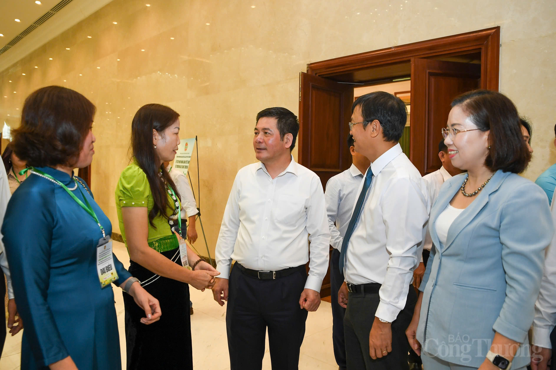 Bộ trưởng Bộ Công Thương Nguyễn Hồng Diên trao đổi cùng các nông dân, HTX về những giải pháp trong xúc tiến tiêu thụ sản phẩm nông sản địa phương