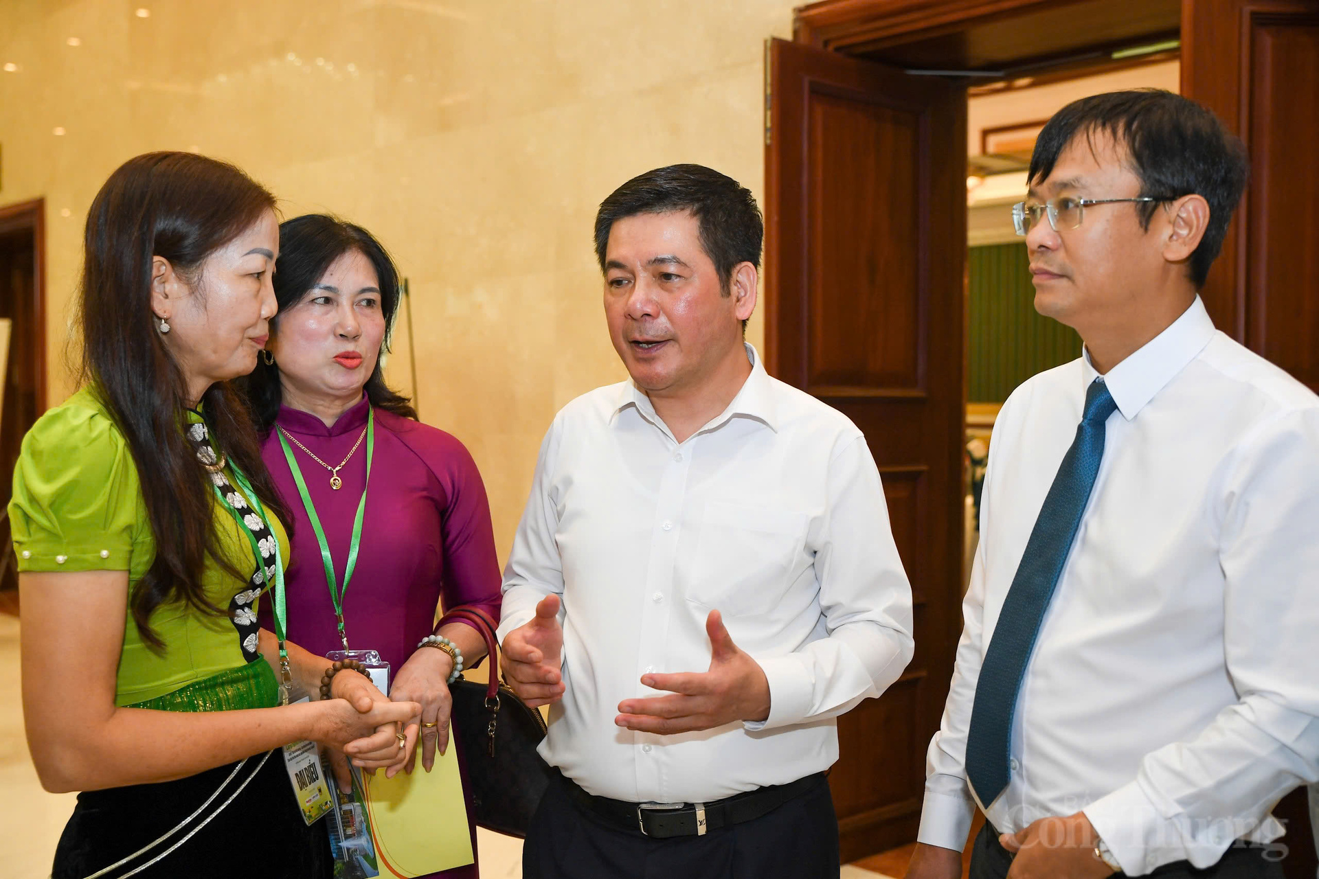 Chùm ảnh: Bộ trưởng Nguyễn Hồng Diên, Chủ tịch Hội Nông dân 'Lắng nghe nông dân nói' - 22