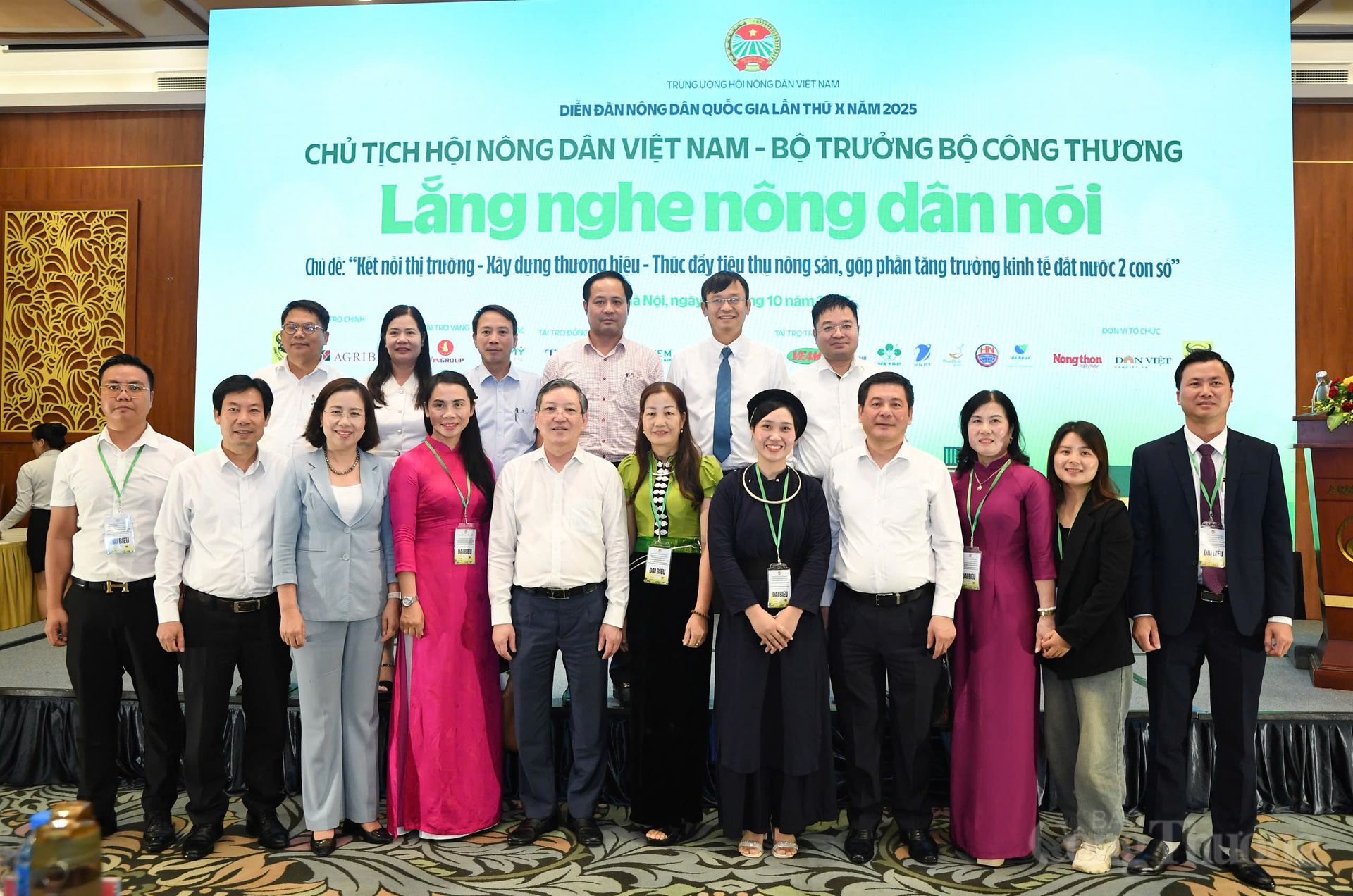 Bộ trưởng Nguyễn Hồng Diên chụp ảnh chung với nông dân, HTX sau sự kiện.