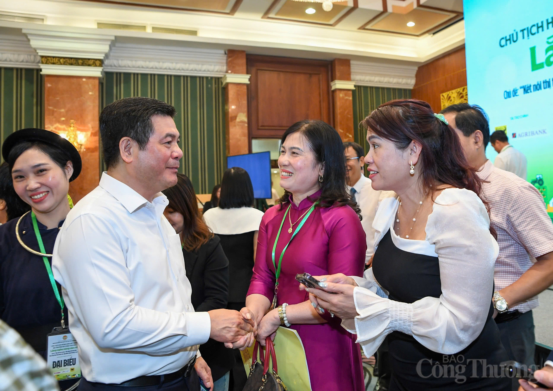Trao đổi với nông dân, HTX, Bộ trưởng Nguyễn Hồng Diên khuyến khích phát triển các thương hiệu vùng miền gắn với chỉ dẫn địa lý để tạo ra sự khác biệt cho sản phẩm