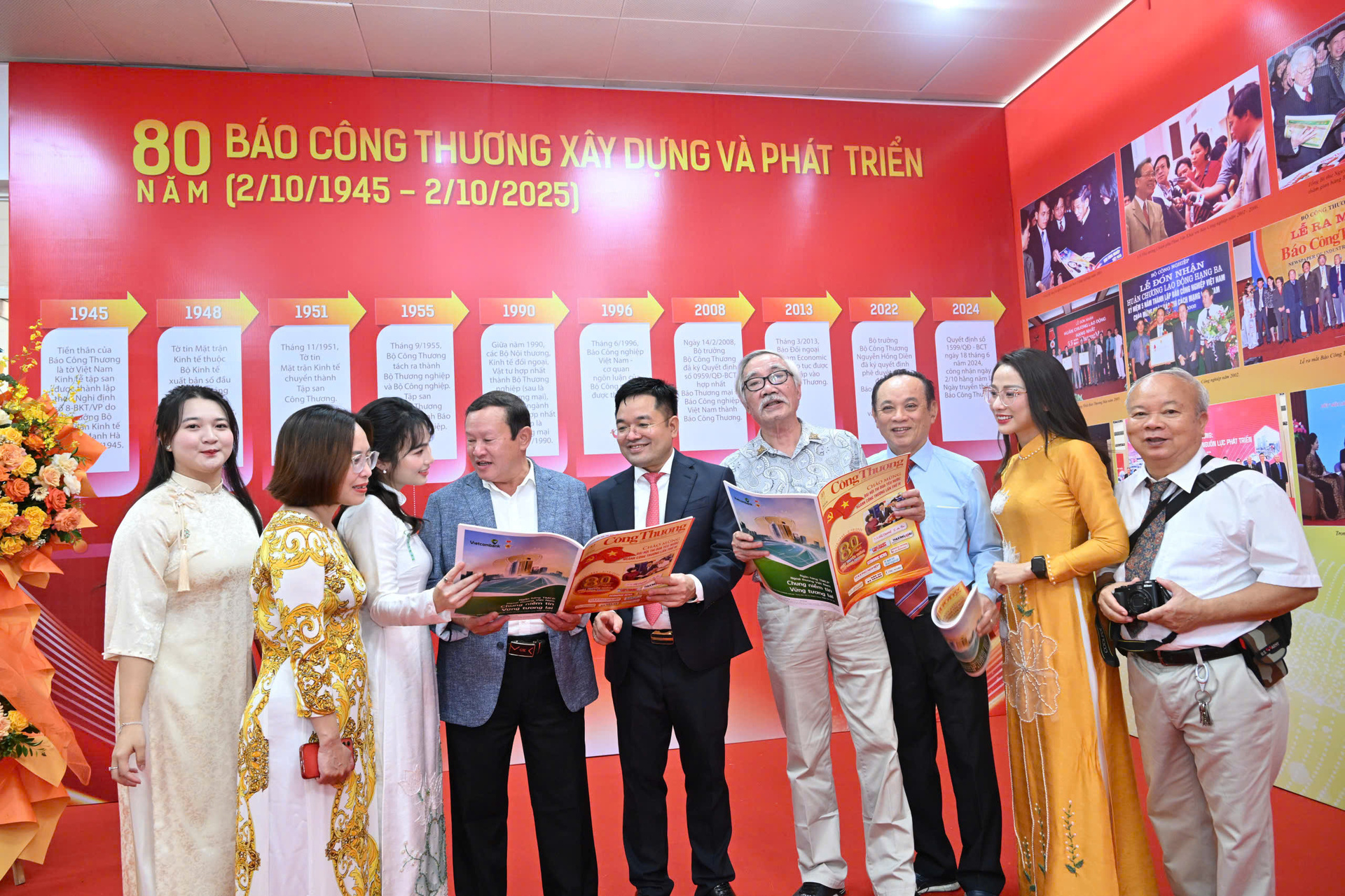 Tổng Biên tập Báo Công Thương Nguyễn Văn Minh giao lưu cùng các đại biểu tham dự Lễ kỷ niệm.