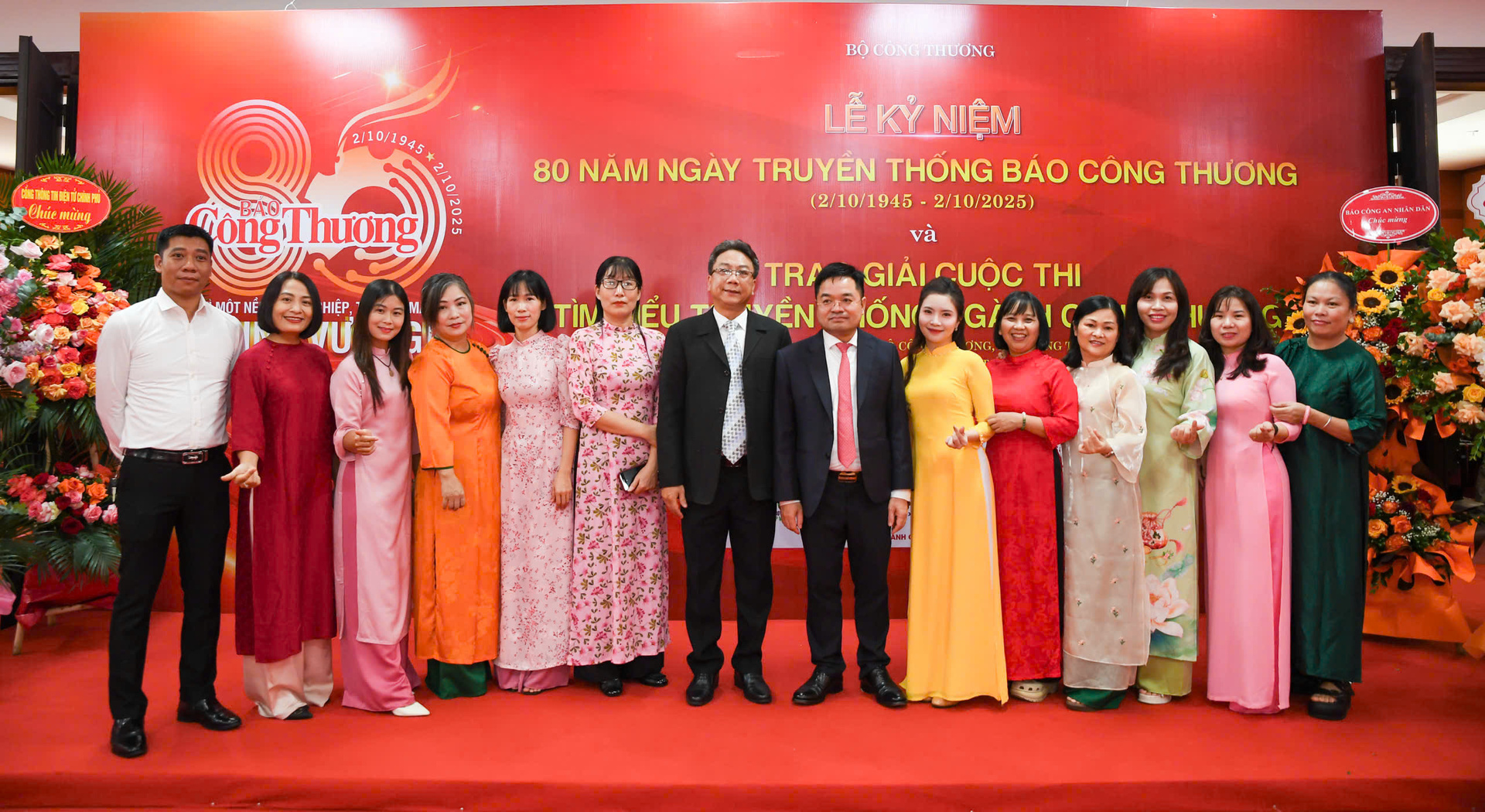 Khoảnh khắc các thế hệ phóng viên, biên tập viên cùng nhau chụp ảnh lưu niệm, minh chứng cho sức sống bền bỉ của ngọn lửa nghề Báo Công Thương.