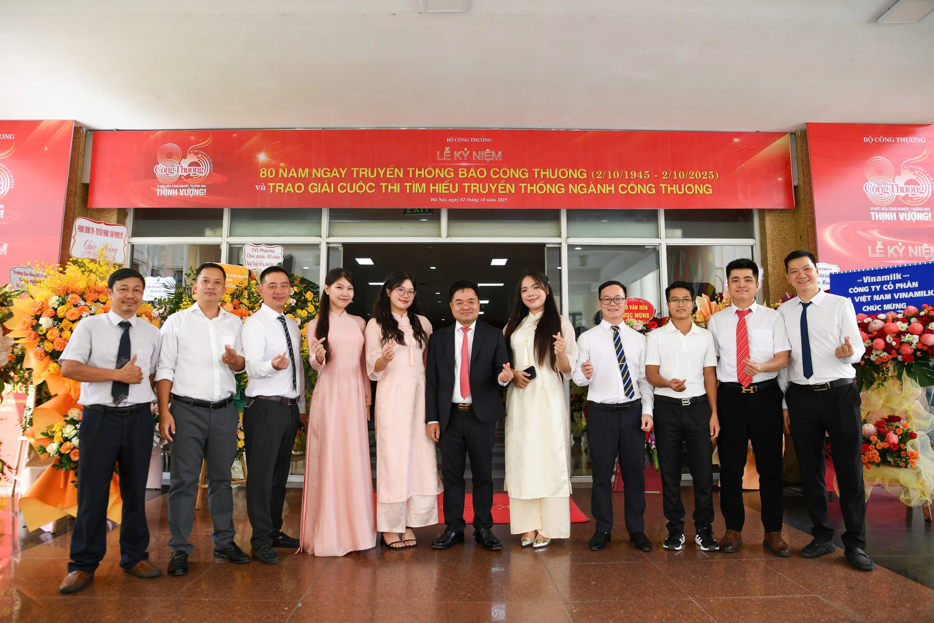 Nhà báo Nguyễn Văn Minh, Tổng Biên tập Báo Công Thương chụp ảnh cùng các phóng viên.