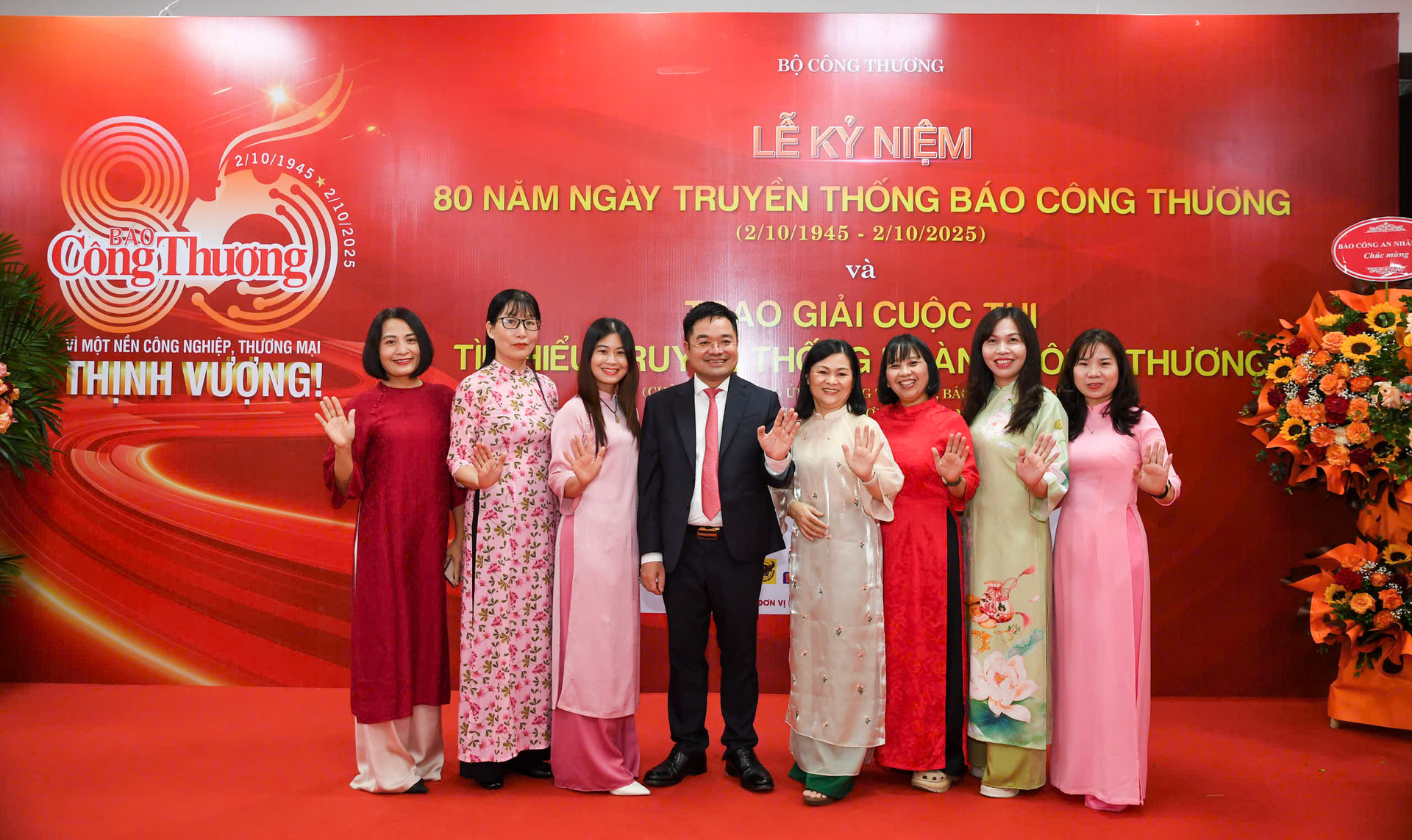 Những khoảnh khắc đầy tự hào khi thế hệ hôm nay tri ân, tôn vinh công lao của lớp nhà báo đi trước - những người đã đặt nền móng cho Báo Công Thương.