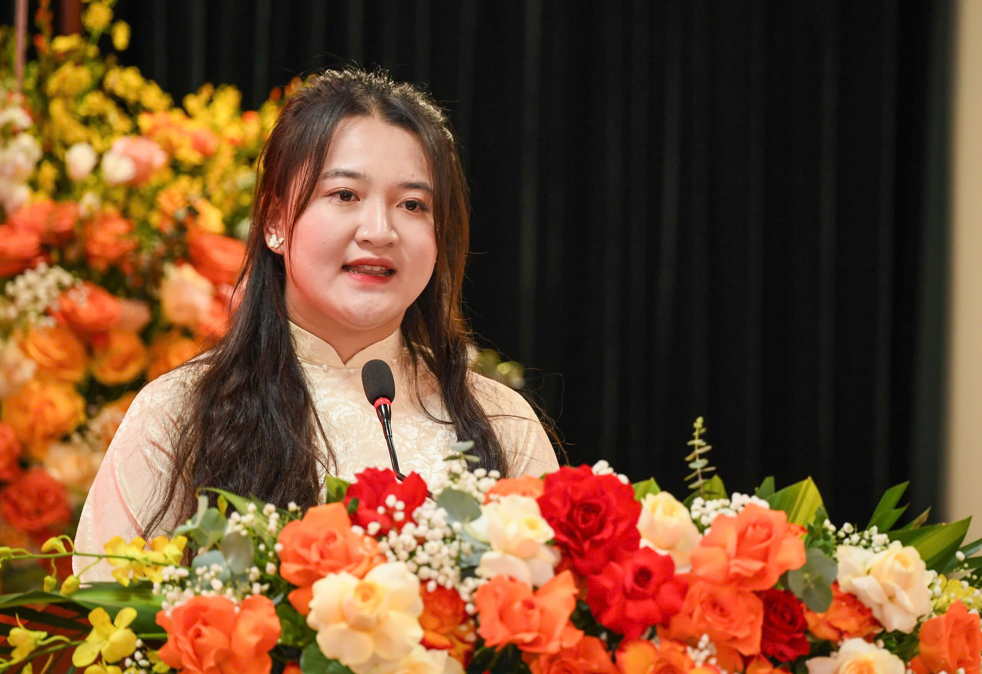 Phóng viên Lê Minh Trang, phóng viên trẻ của Báo Công Thương phát biểu cảm tuỏng về hành trình 80 năm của Báo Công Thương.