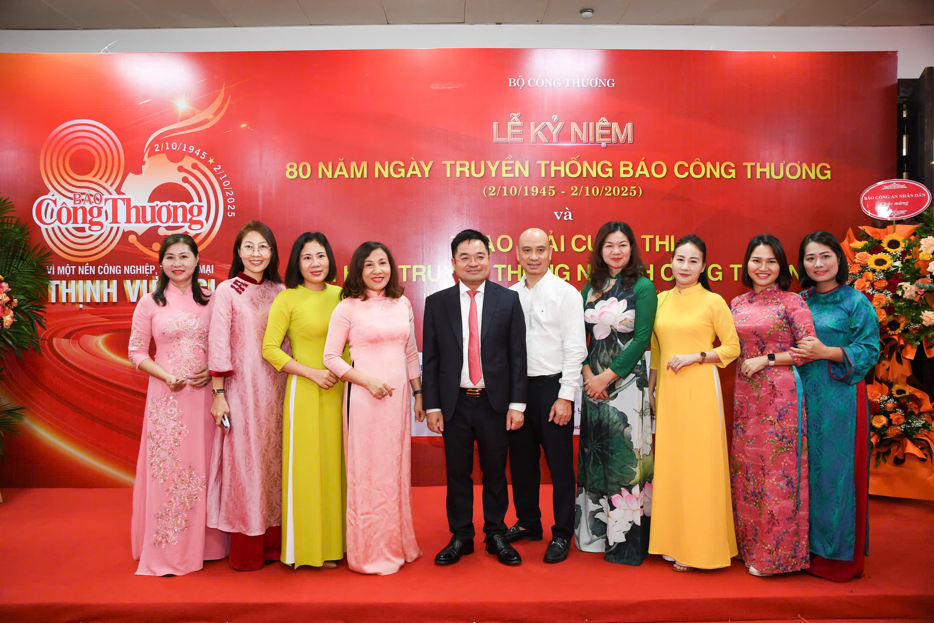 Tổng Biên tập Báo Công Thương Nguyễn Văn Minh chụp ảnh cùng cán bộ, công chức, viên chức, người lao động Báo Công Thương