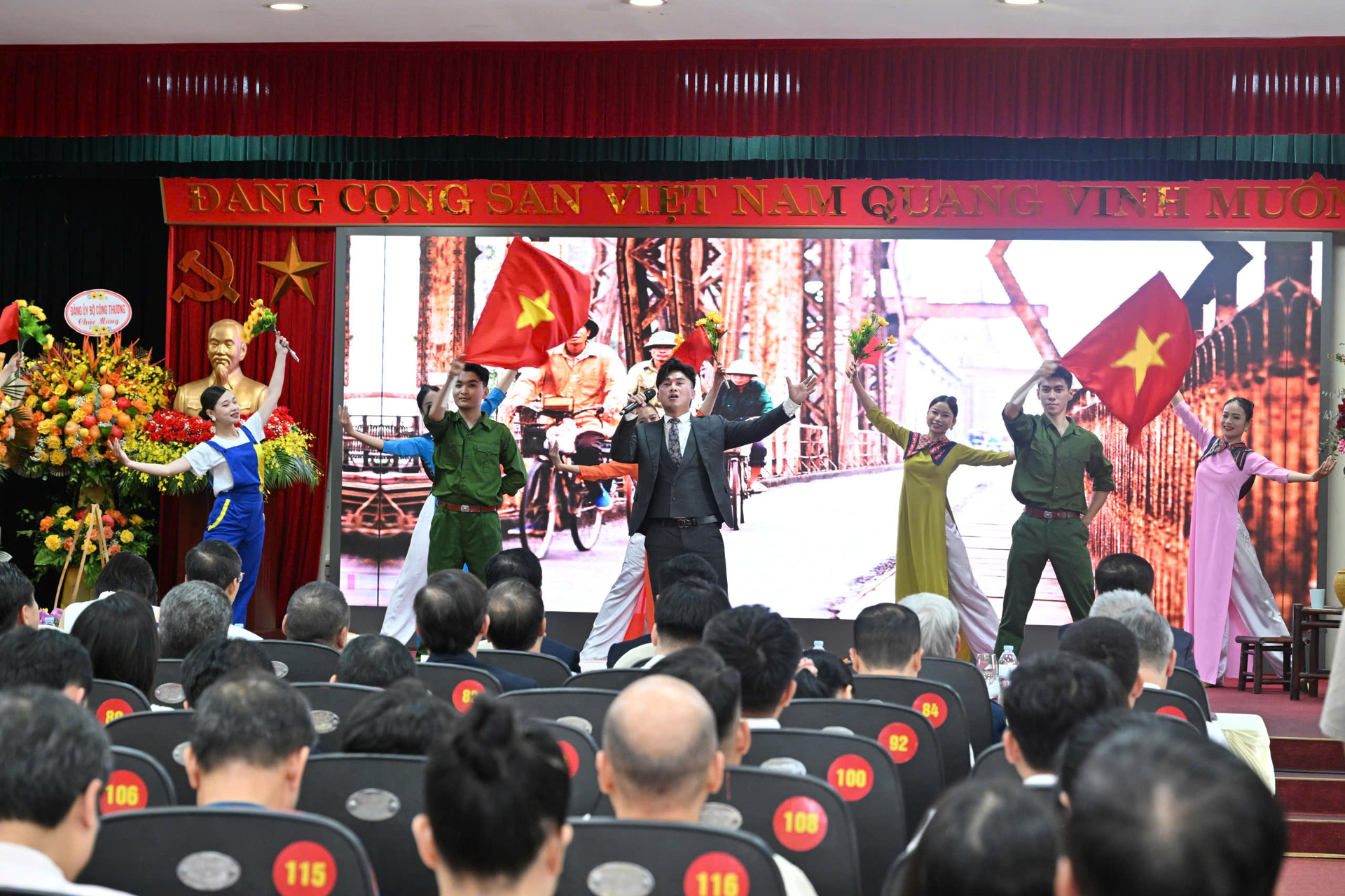 Văn nghệ chào mừng Lễ kỷ niệm