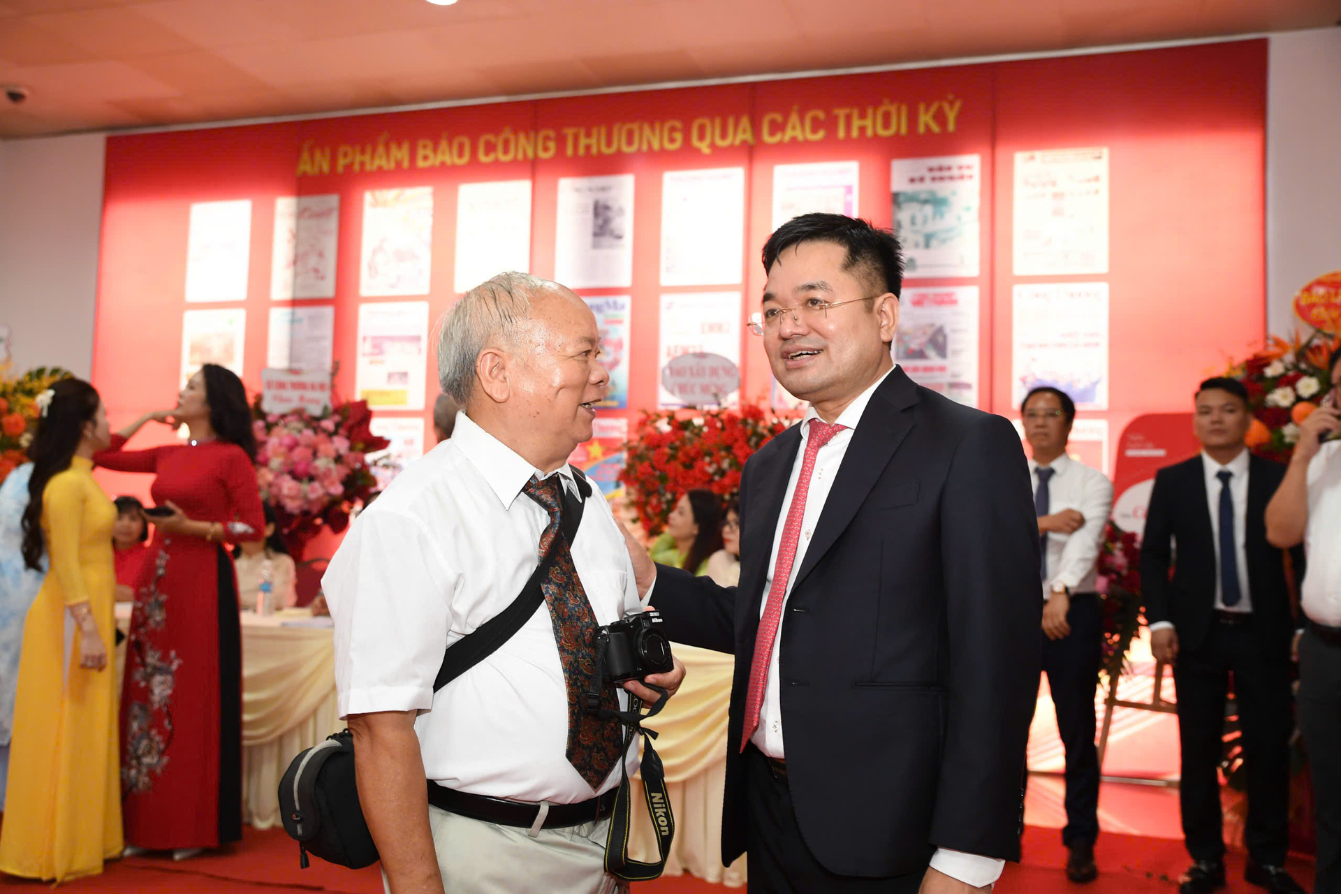 Tổng Biên tập Báo Công Thương Nguyễn Văn Minh và các đại biểu tham dự Lễ kỷ niệm.
