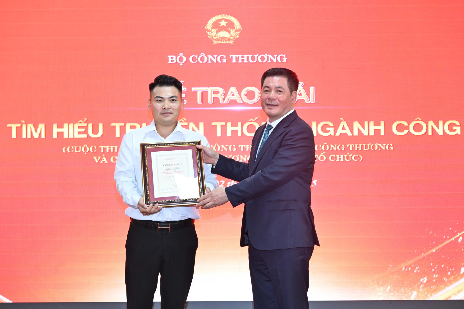 Bộ trưởng Bộ Công Thương Nguyễn Hồng Diên trao giải Cuộc thi tìm hiểu truyền thống ngành Công Thương.