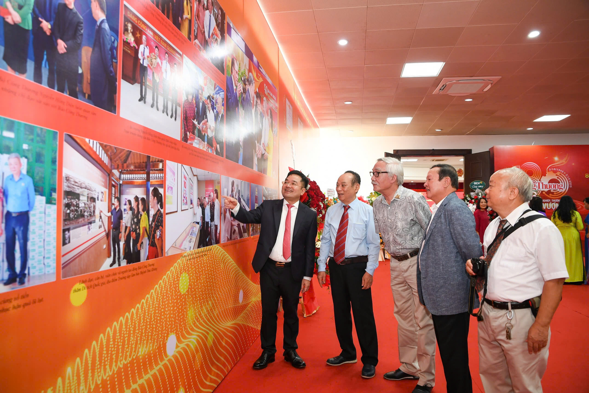 Nguyên lãnh đạo Báo Công Thương các thời kỳ tham dự sự kiện.