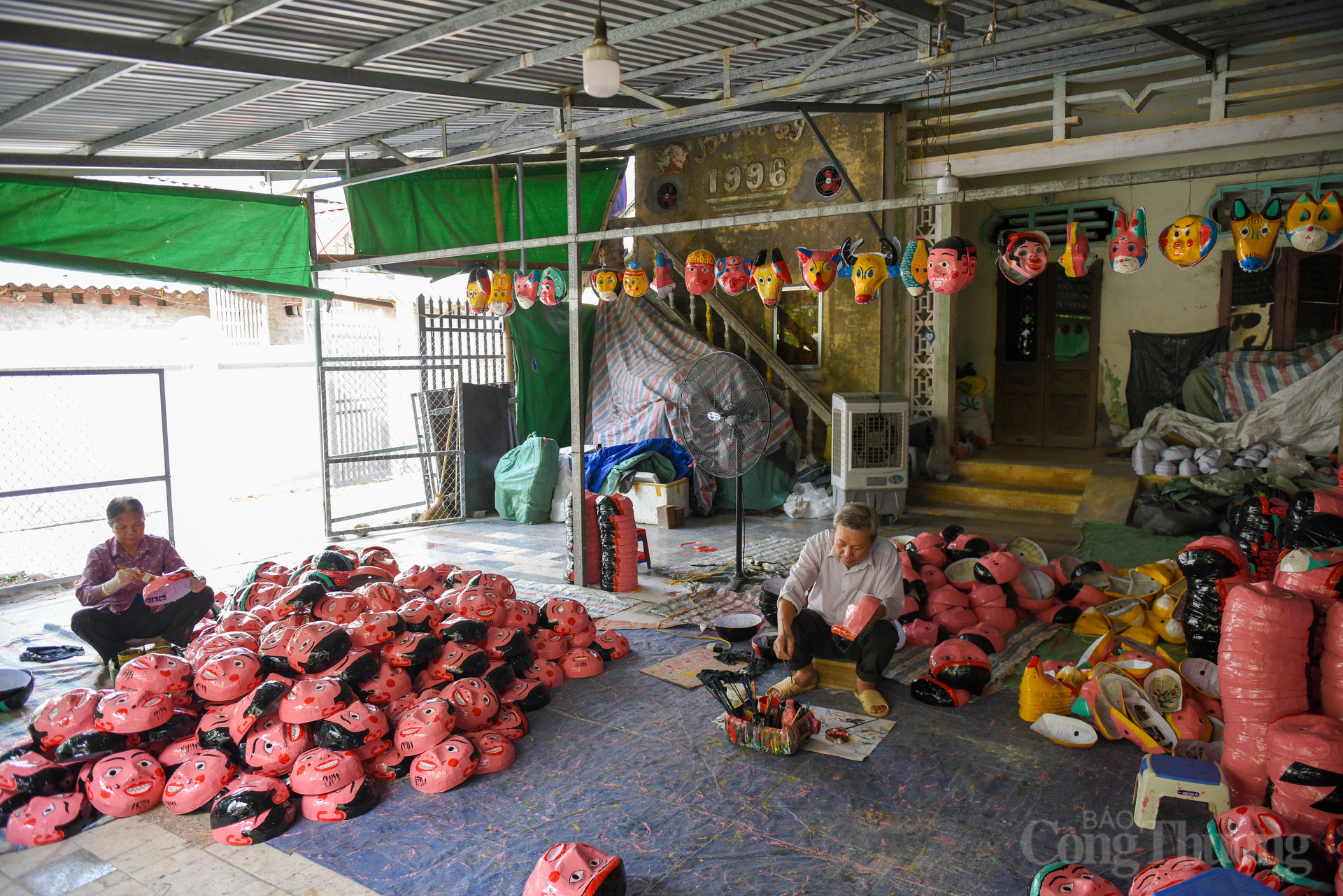 Giữa nhịp sống hiện đại, khi những món đồ chơi công nghiệp tràn ngập thị trường mỗi mùa Trung thu, làng Ông Hảo, xã Nguyễn Văn Linh (tỉnh Hưng Yên) vẫn lặng lẽ níu giữ một phần hồn Việt - nơi những chiếc trống, đầu sư tử, đèn ông sao, mặt nạ giấy bồi được làm thủ công từ đôi bàn tay của người nghệ nhân. Với người dân nơi đây, mỗi món đồ không chỉ là sản phẩm mà còn là ký ức, bản sắc và nhịp cầu đưa văn hóa Việt đến gần hơn với bạn bè quốc tế.
