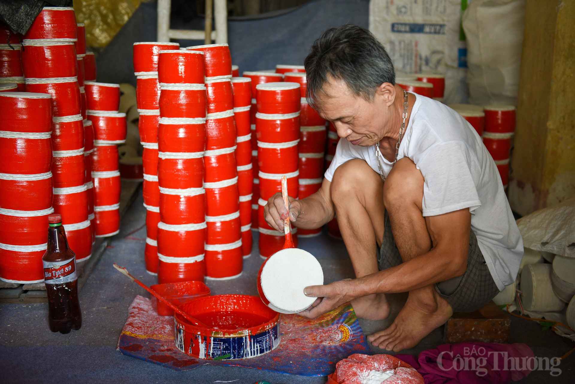 Bên cạnh nghề làm “mặt nạ giấy bồi” chơi Trung thu, làng Ông Hảo còn được biết đến với nghề làm trống gỗ thủ công.