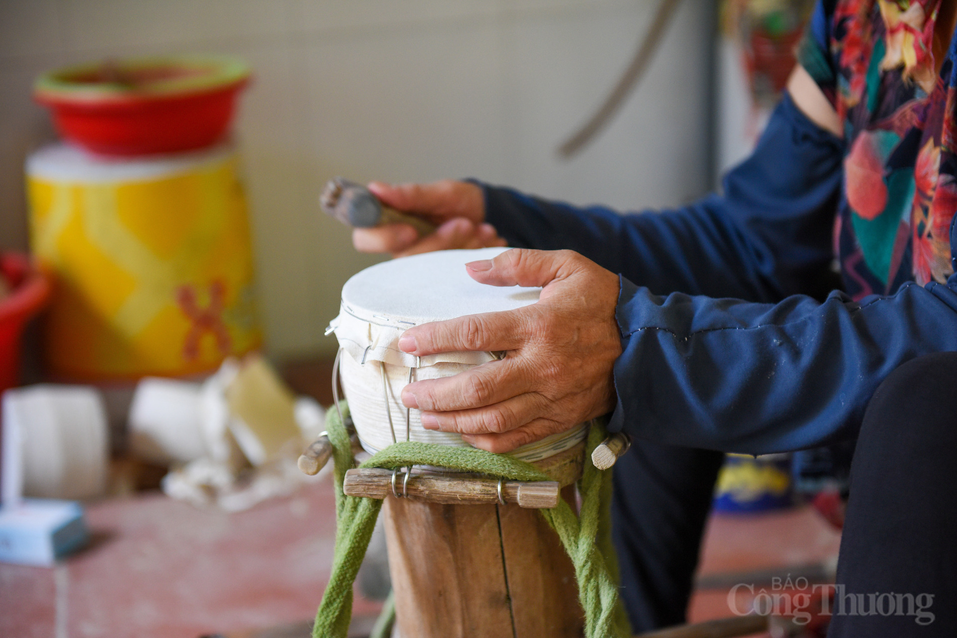 Bà Là chia sẻ: “Vợ chồng tôi rất tâm huyết với nghề, chúng tôi lấy đam mê để mang lại tiếng cười cho trẻ nhỏ chứ không lấy đó để làm kinh tế. Bây giờ có nhiều đồ chơi hiện đại nhưng Tết Trung thu thiếu đèn ông sao, tiếng trống ếch.., thì không còn là Trung thu nữa”.
