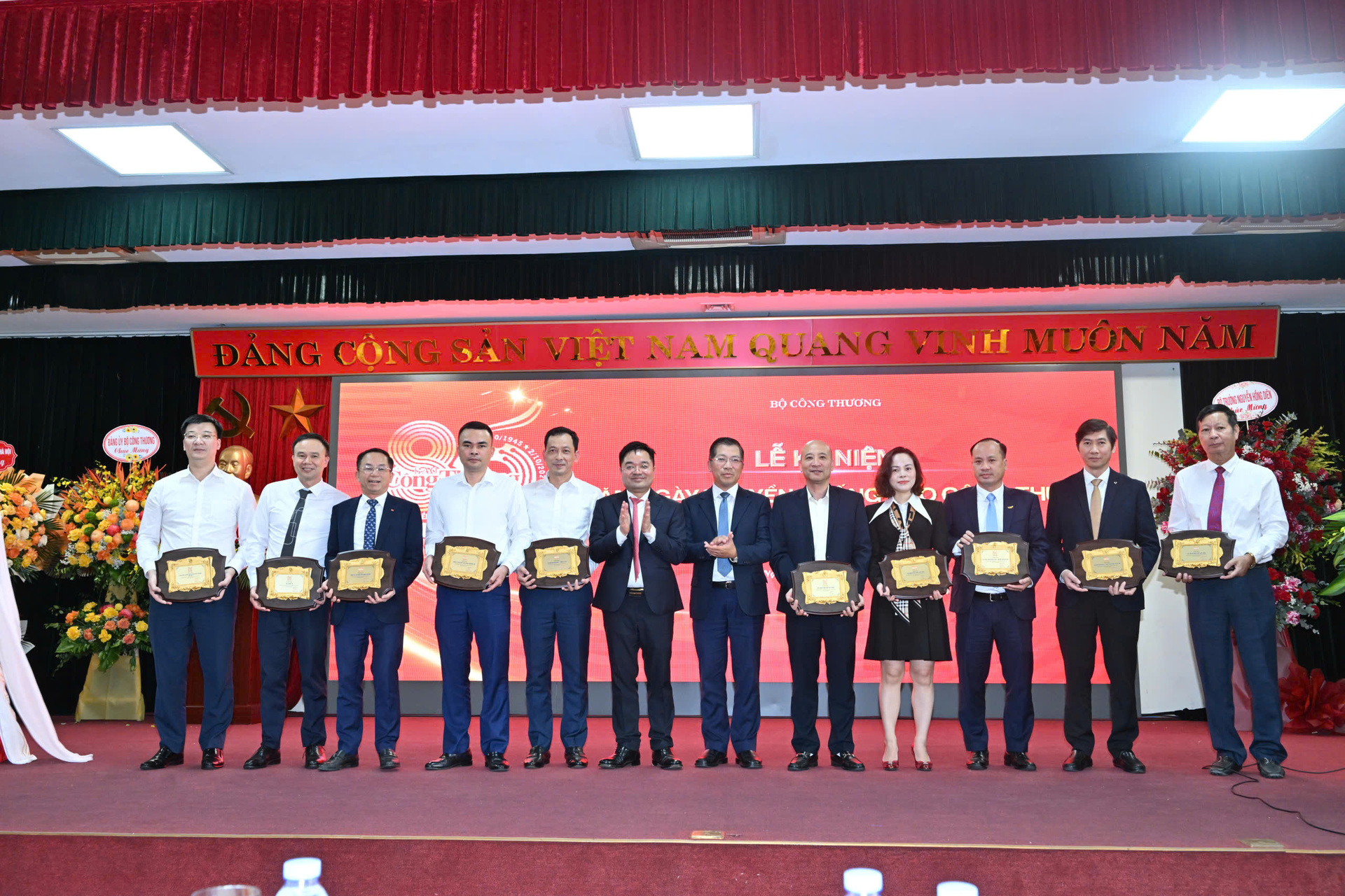 Tổng Biên tập Báo Công Thương Nguyễn Văn Minh trao tặng Kỷ niệm chương, tri ân các doanh nghiệp đã đồng hành trong công tác xây dựng và phát triển Báo Công Thương.