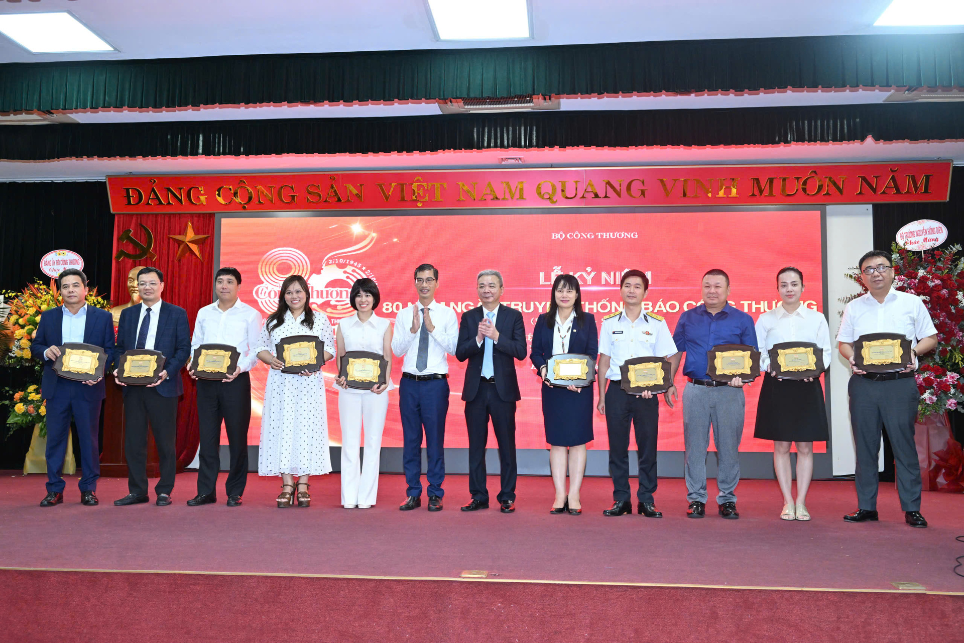 Phó Tổng Biên tập Báo Công Thương Nguyễn Tiến Cường trao tặng Kỷ niệm chương, tri ân các doanh nghiệp đã đồng hành trong công tác xây dựng và phát triển Báo Công Thương.