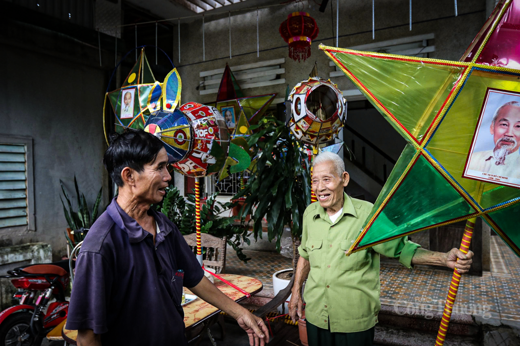 Cụ ông biến phế liệu thành những chiếc đèn trung thu lấp lánh - 11