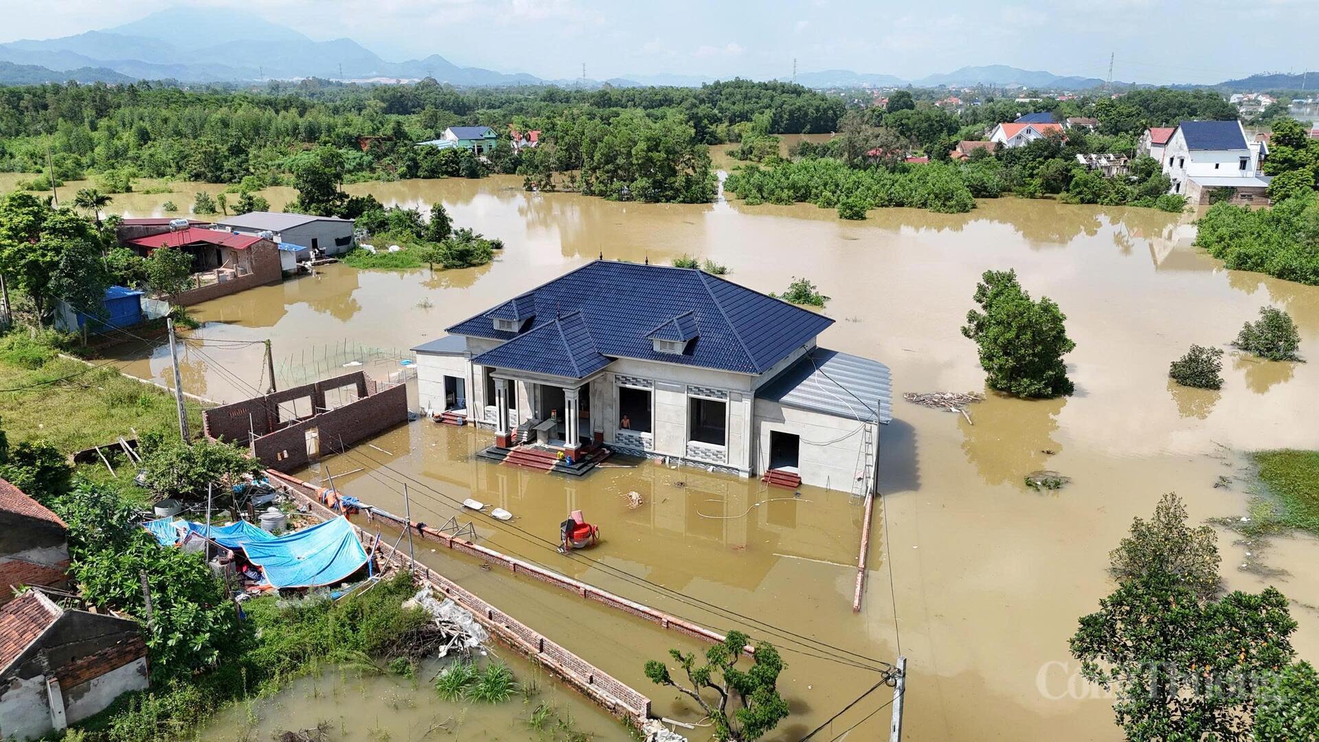 Mực nước lũ ngày càng dâng cao
