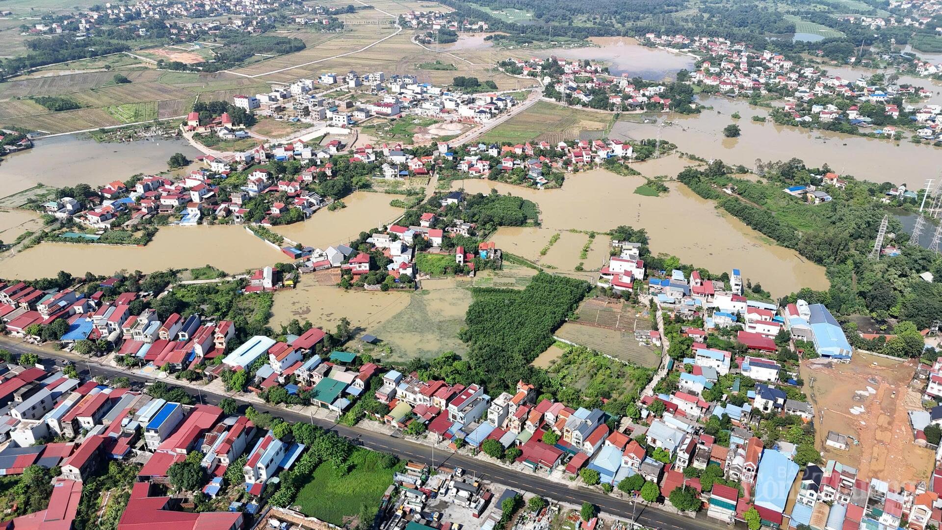 Tình trạng ngập lụt ngày càng lan rộng, mực nước ngày một dâng cao