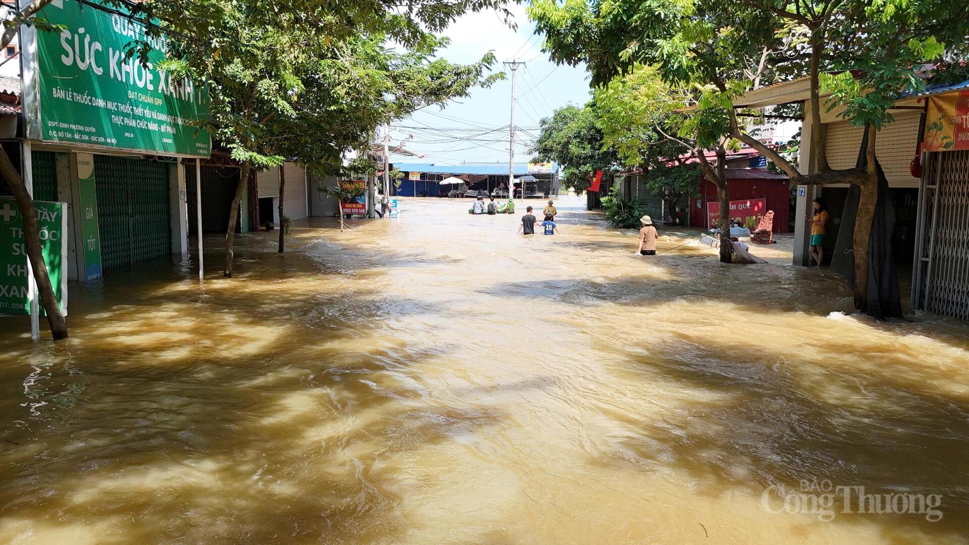 Hơn một ngày nay, nước lũ tại các sông lên nhanh đã làm ngập lụt một số khu vực của các xã Trung Giã, Đa Phúc của thành phố Hà Nội