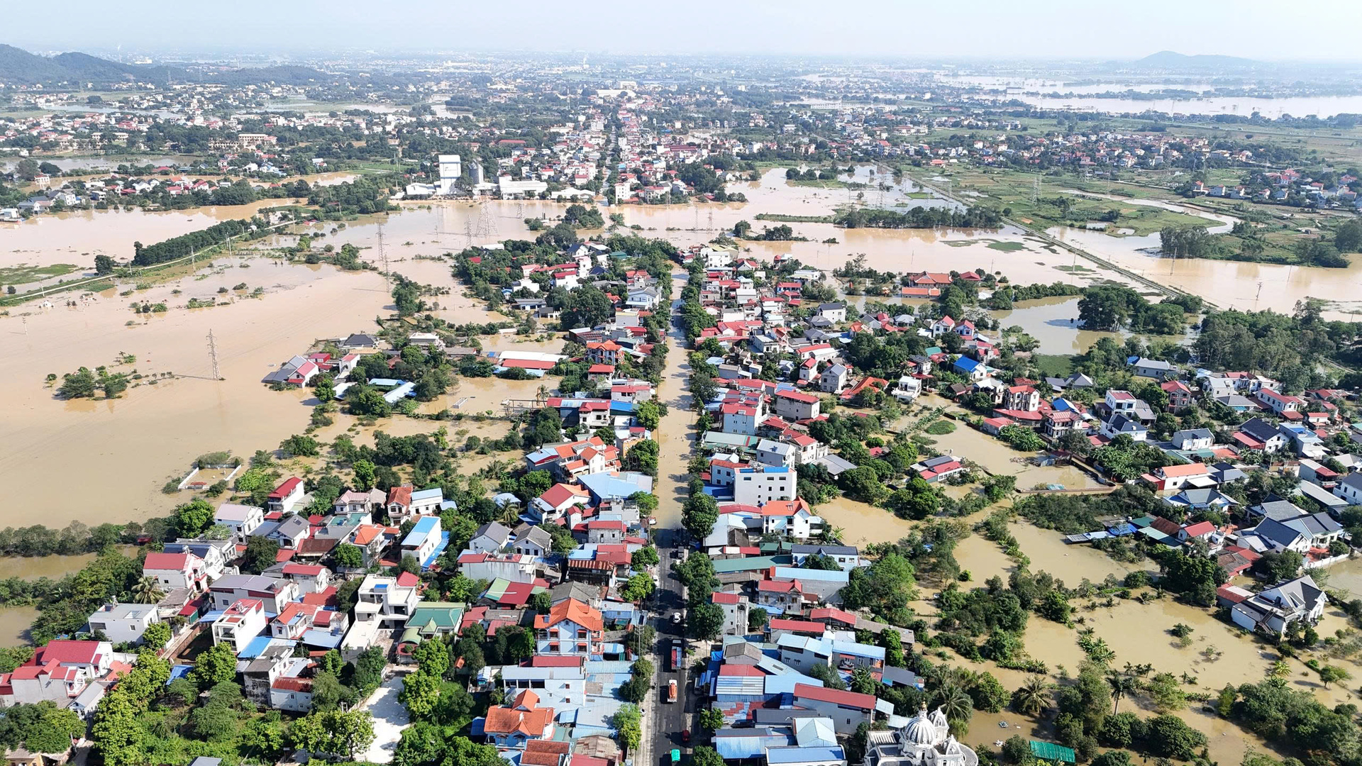 Hoàn lưu bão số 11 gây ra tình trạng sạt lở đê kè và ngập úng nghiêm trọng tại hai xã Trung Giã và Đa Phúc (thuộc huyện Sóc Sơn cũ).