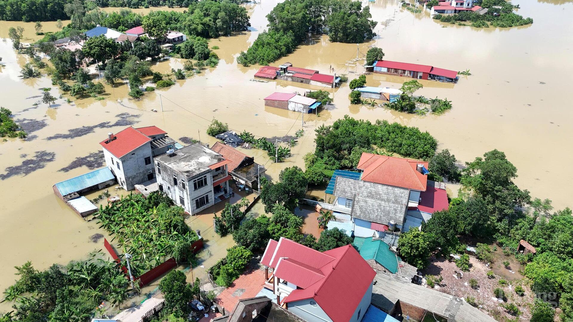 Tính đến 7h sáng ngày 10/10, tình hình ngập úng và sạt lở đê trên địa bàn hai xã Trung Giã và Đa Phúc vẫn đang diễn biến rất phức tạp.