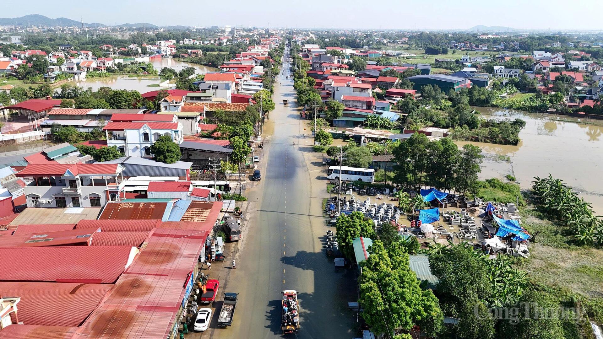 Các tuyến đường giao thông nội xã cũng xuất hiện 6 điểm ngập cục bộ, gây cản trở di chuyển của người dân và lực lượng chức năng.