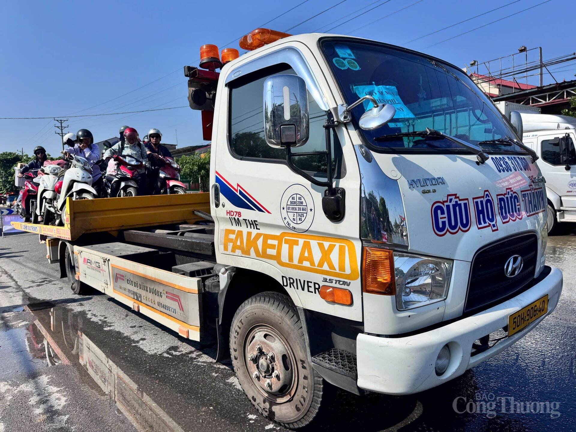 Nhiều phương tiện cứu hộ, sẵn sàng đưa người dân qua vùng ngập lụt
