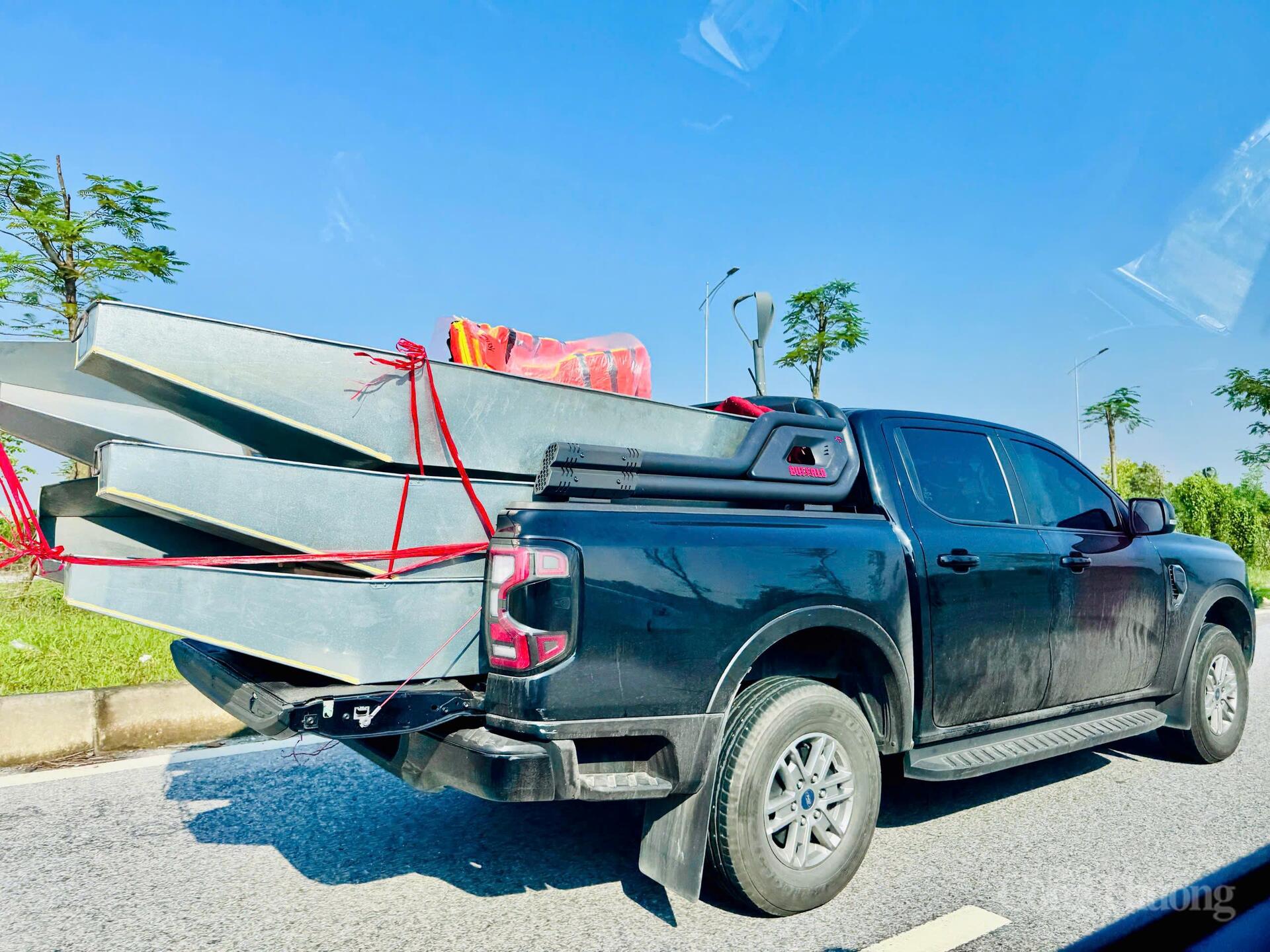 Người dân tại các xã, tỉnh lân cận sẵn sàng tiếp ứng thuyền, áp phao hỗ trợ người dân vùng ngập