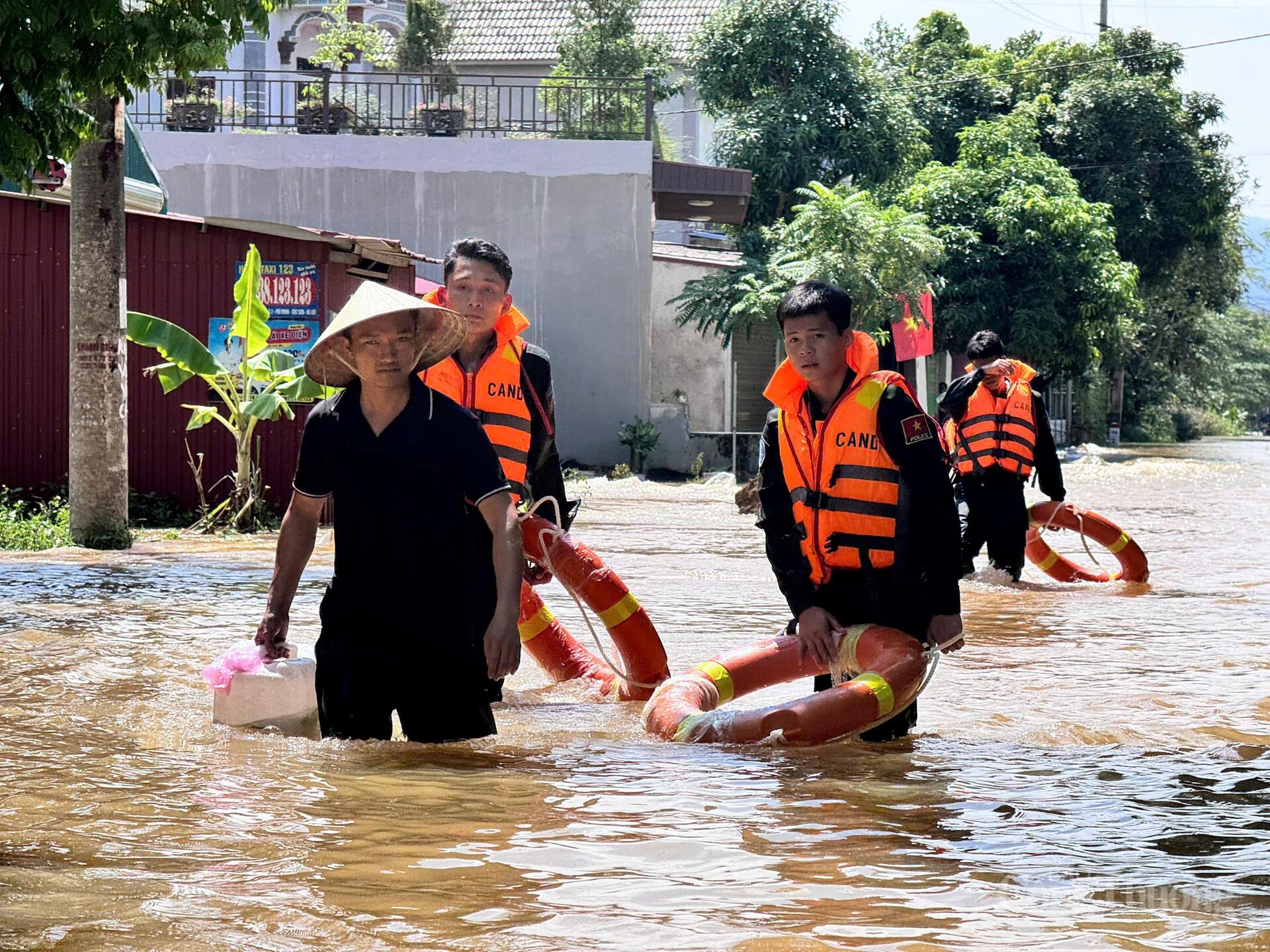 Hà Nội: Trung Giã, Đa Phúc ngập sâu, dân chế thuyền đi lại - 13