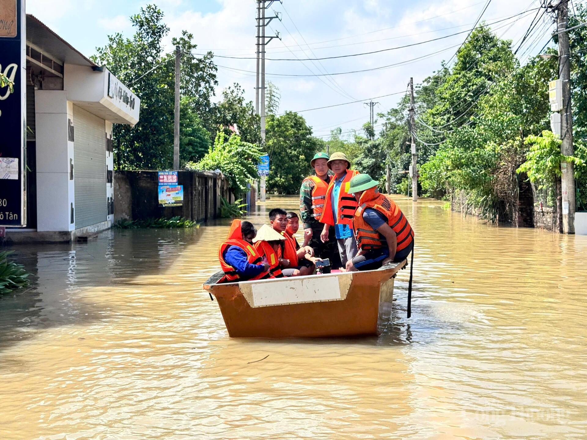 Hà Nội: Trung Giã, Đa Phúc ngập sâu, dân chế thuyền đi lại - 15