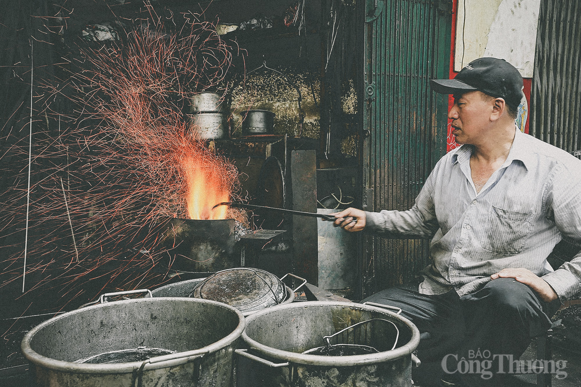 With his hands deftly continuously putting pieces of metal into the furnace, his face blackened by coal dust, his clothes drenched in sweat under the 1,000-degree heat of the furnace, Mr. Nguyen Phuong Hung is the embodiment of a blacksmith from ancient times who still maintains his ancestral profession. He is also the third generation to use this forge as a livelihood.