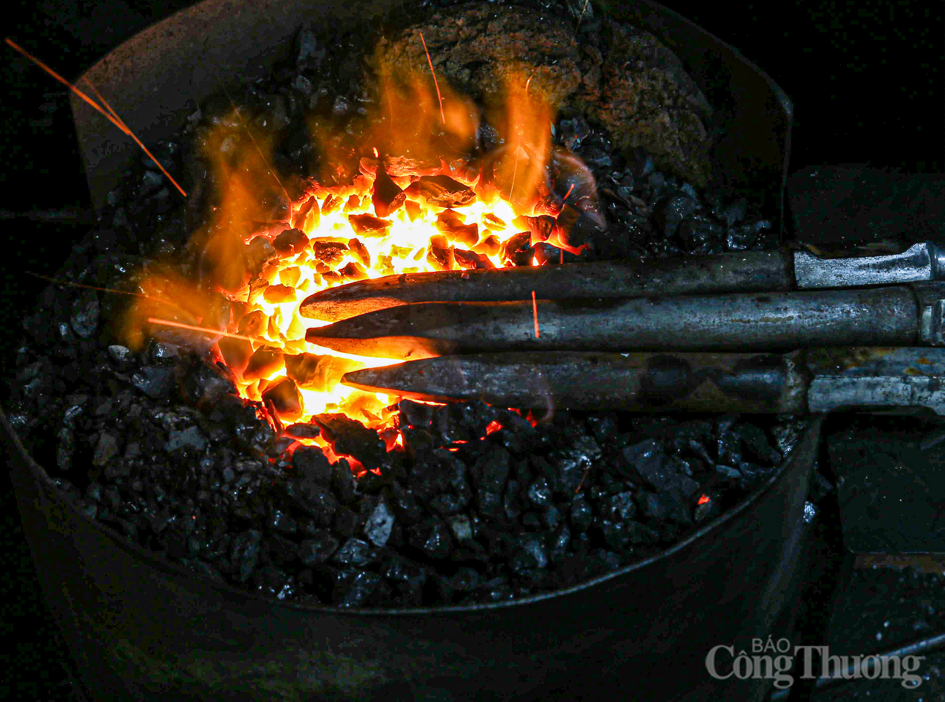 The last blacksmith 'keeping the fire' on the land of Lo Ren ancient town - 3