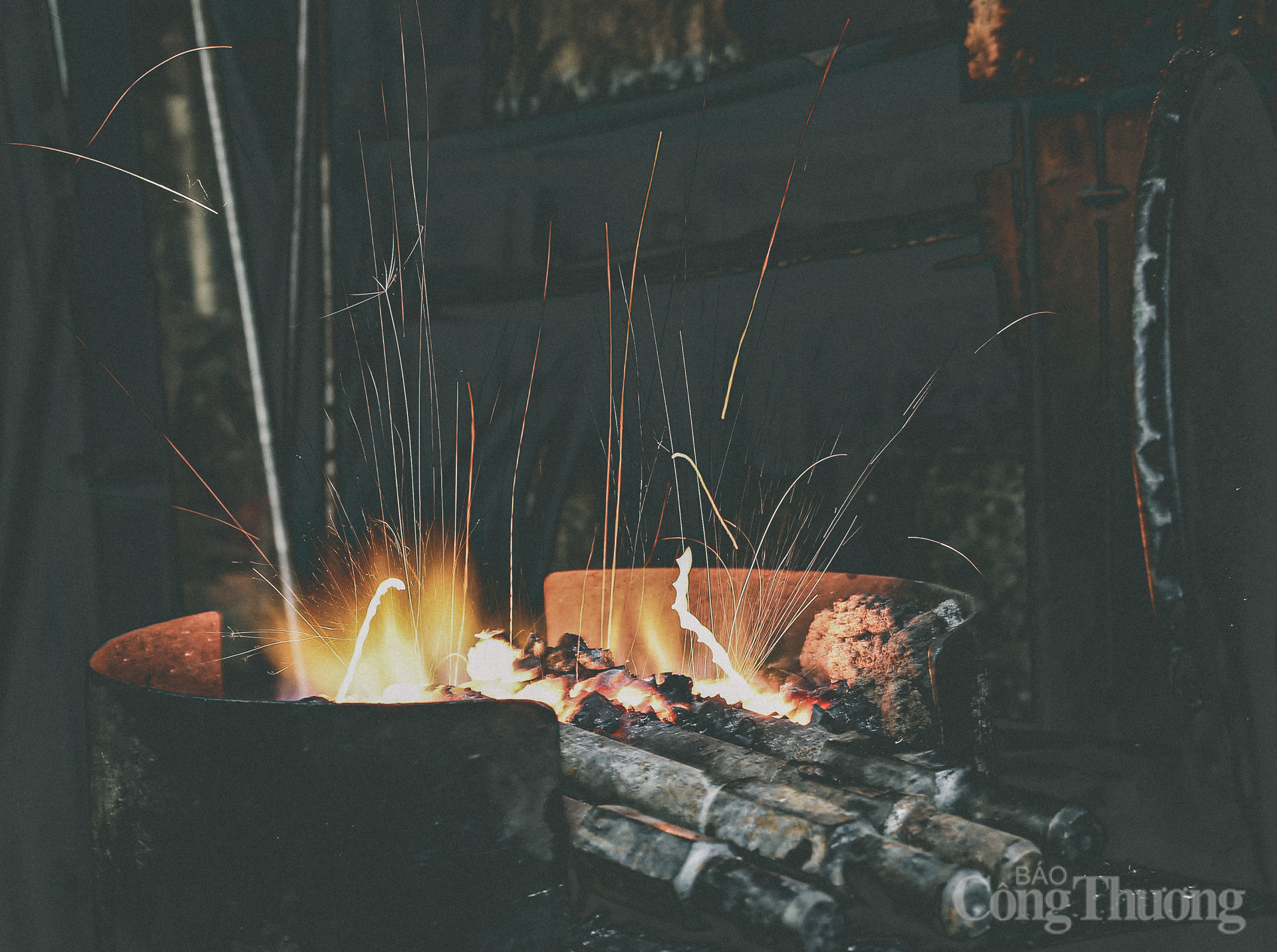 The last blacksmith 'keeping the fire' on the land of Lo Ren ancient town - 10