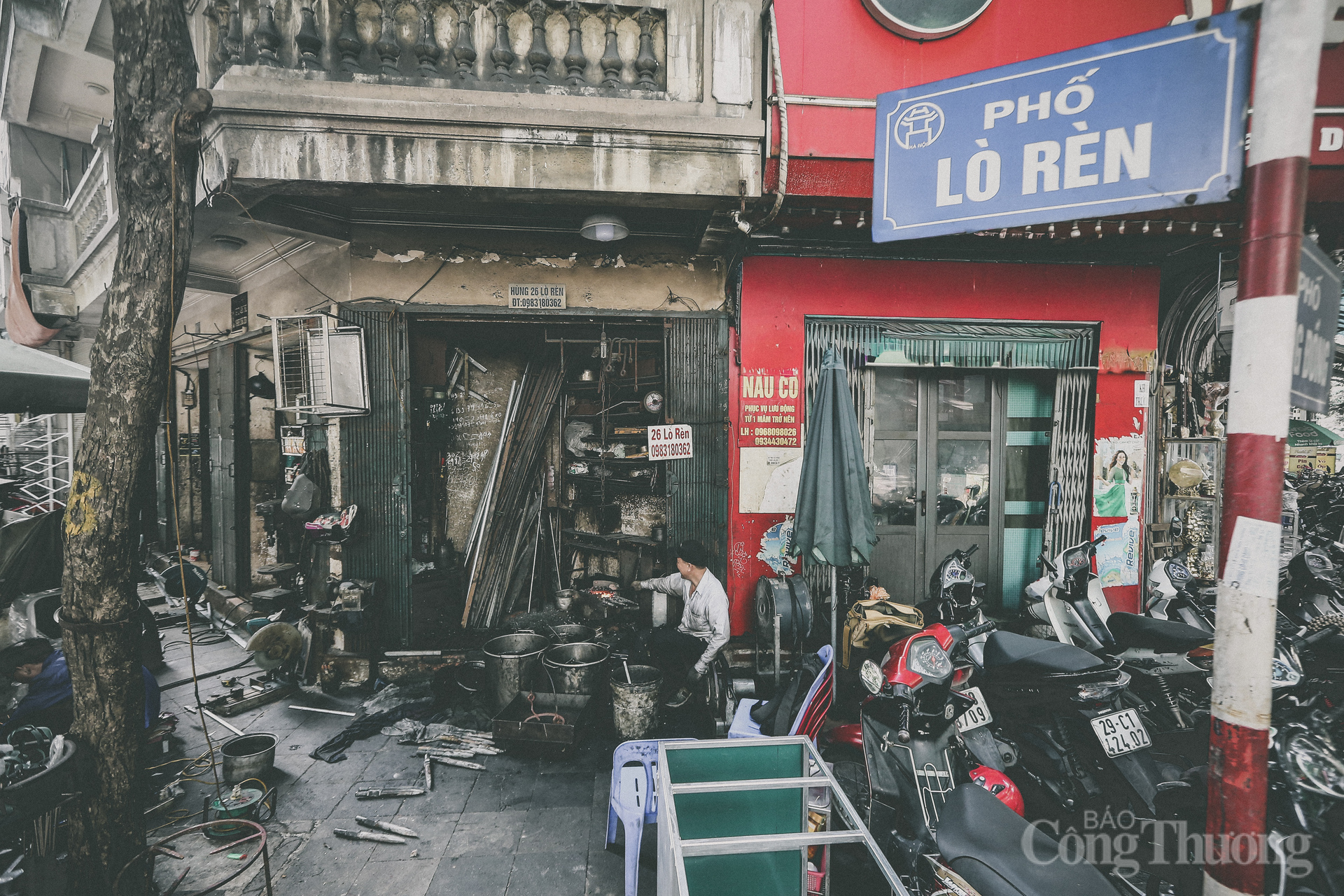 In Hanoi's Old Quarter, there is still a blacksmith working hard at the street corner, determined to keep his father's profession. That is Mr. Nguyen Phuong Hung (born in 1960) - the last blacksmith in the Old Quarter, Hoan Kiem Ward, Hanoi.
