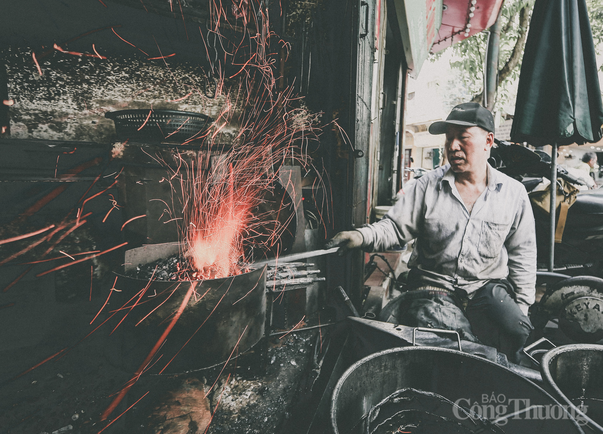For blacksmithing not only requires health and a strong spirit, the worker must also be skillful and meticulous so that each movement is truly graceful and highly precise.