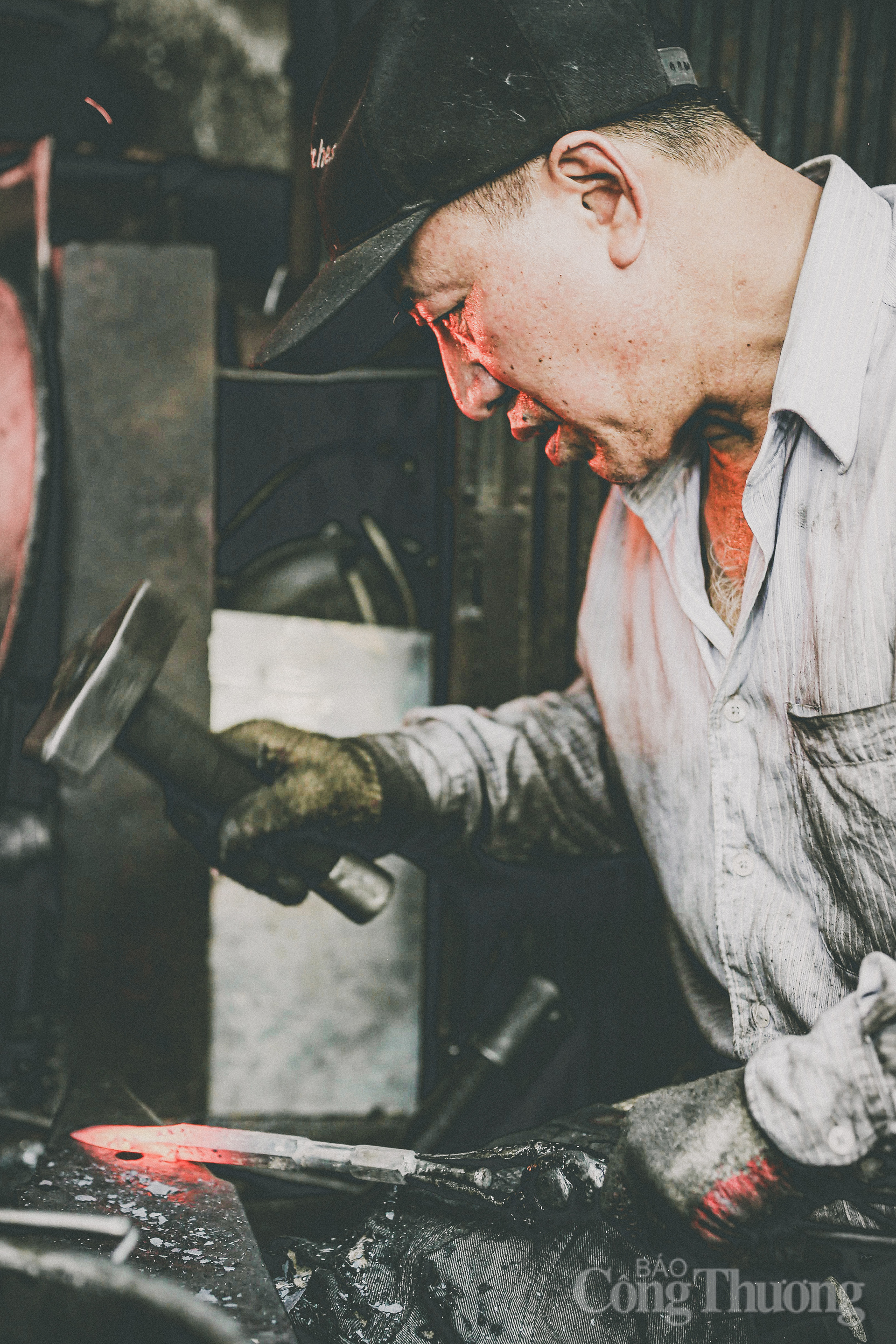 The last blacksmith 'keeping the fire' on the land of Lo Ren ancient town - 6