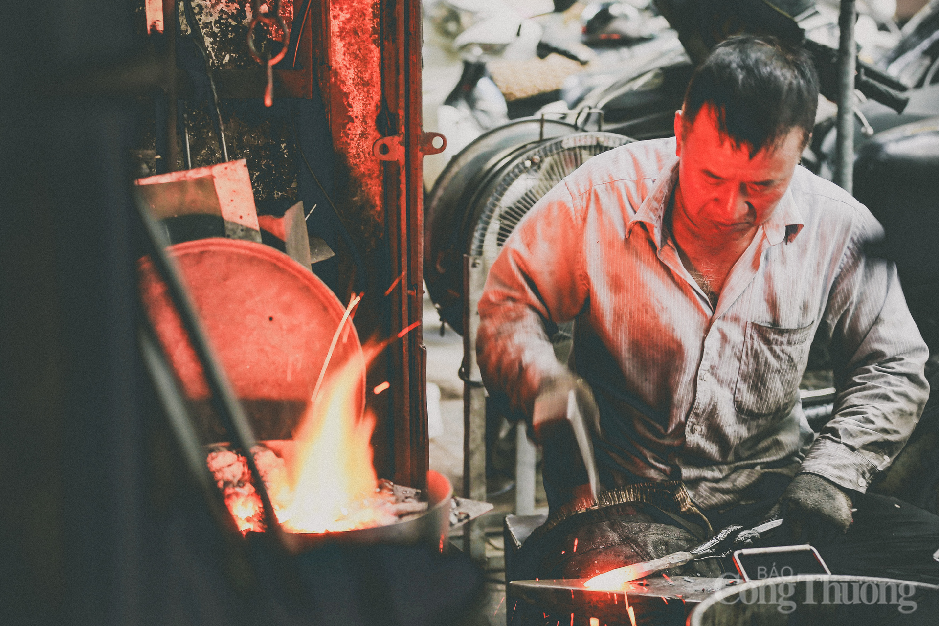 The last blacksmith 'keeping the fire' on the land of Lo Ren ancient town - 7