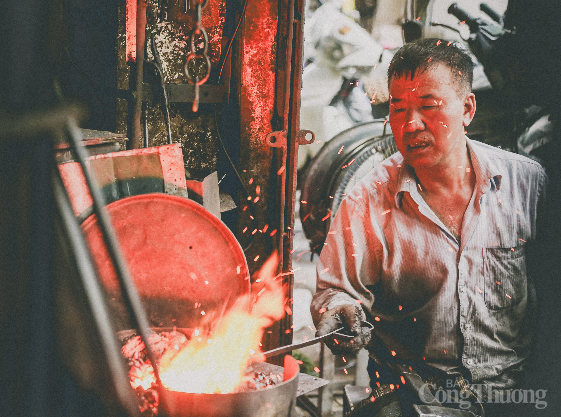 For decades, the blacksmith has watched his street change. People come and go, shops open and close... Every day, passersby see him diligently doing his work as if he doesn't care about anything else.