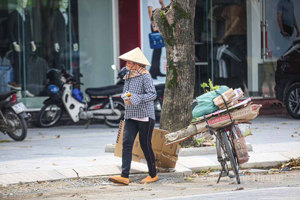 Hình ảnh về những 'bông hồng' mưu sinh trong ngày Phụ nữ Việt Nam - 6