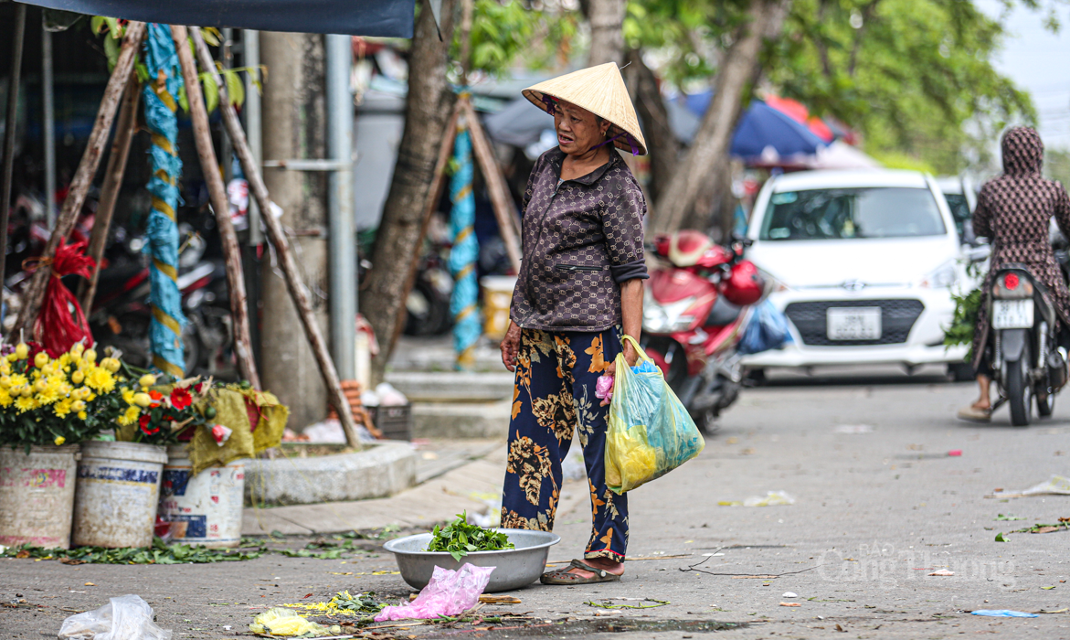 Hình ảnh về những 'bông hồng' mưu sinh trong ngày Phụ nữ Việt Nam - 13